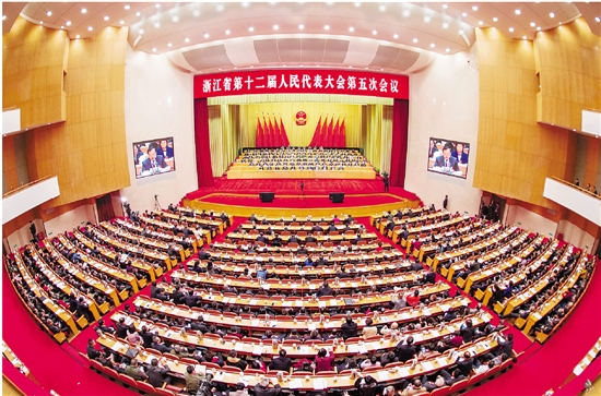 浙江在線1月21日訊（浙江在線記者 李震宇 攝）1月20日下午，省十二屆人大五次會議圓滿完成預(yù)定的各項任務(wù)，在省人民大會堂勝利閉幕。.jpg