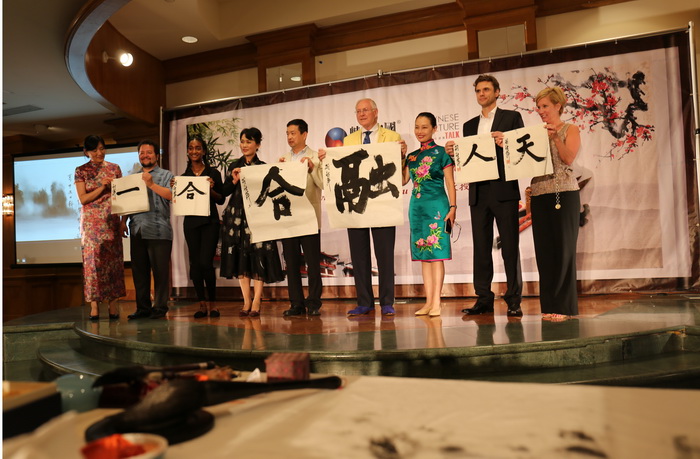 4、到場(chǎng)嘉賓共同展示書法作品.JPG