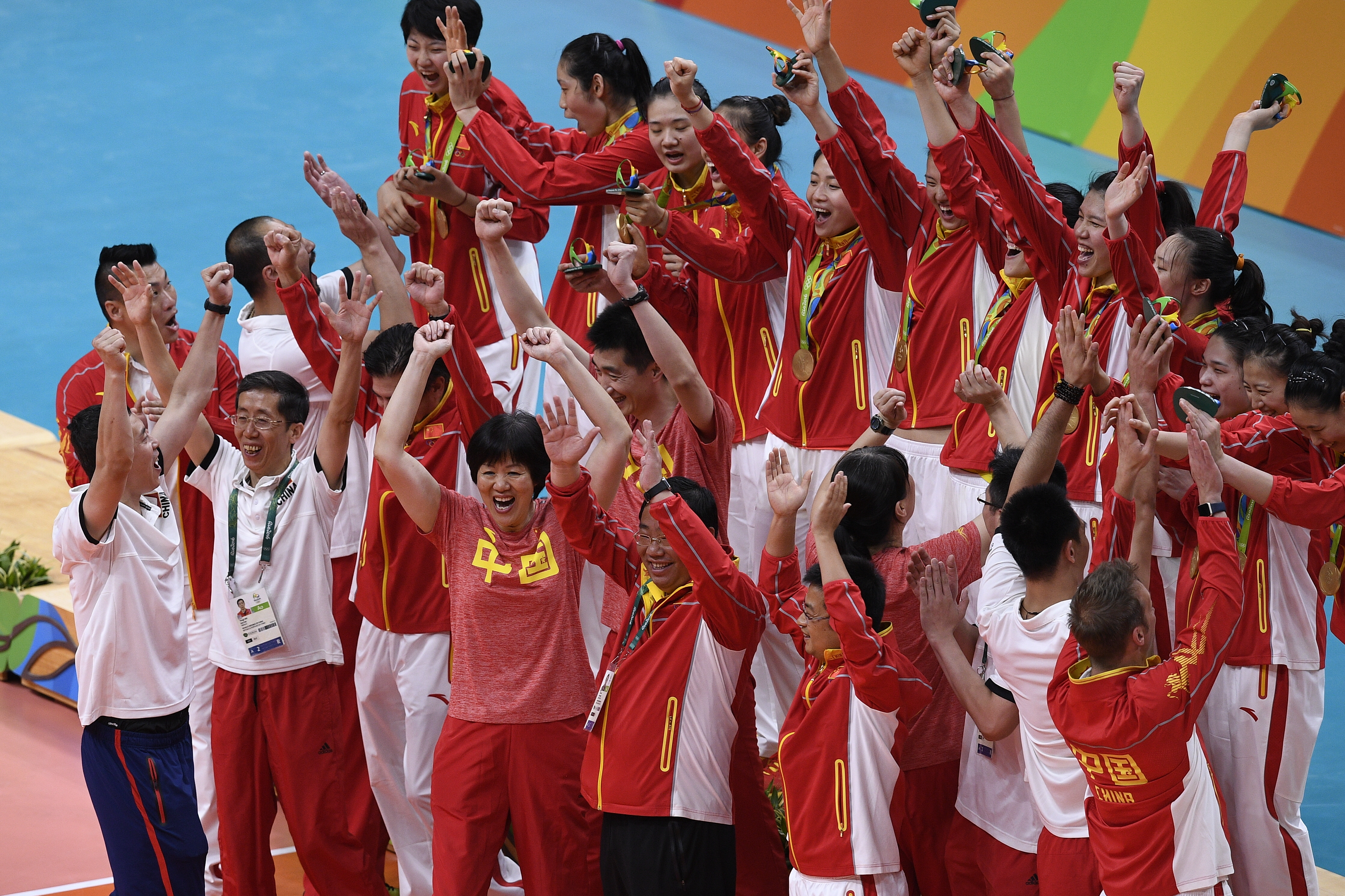 8月20日，在2016年里約奧運會女子排球決賽中，中國隊以3比1戰(zhàn)勝塞爾維亞隊，奪得冠軍。這是中國女排在頒獎儀式后慶祝。.jpg