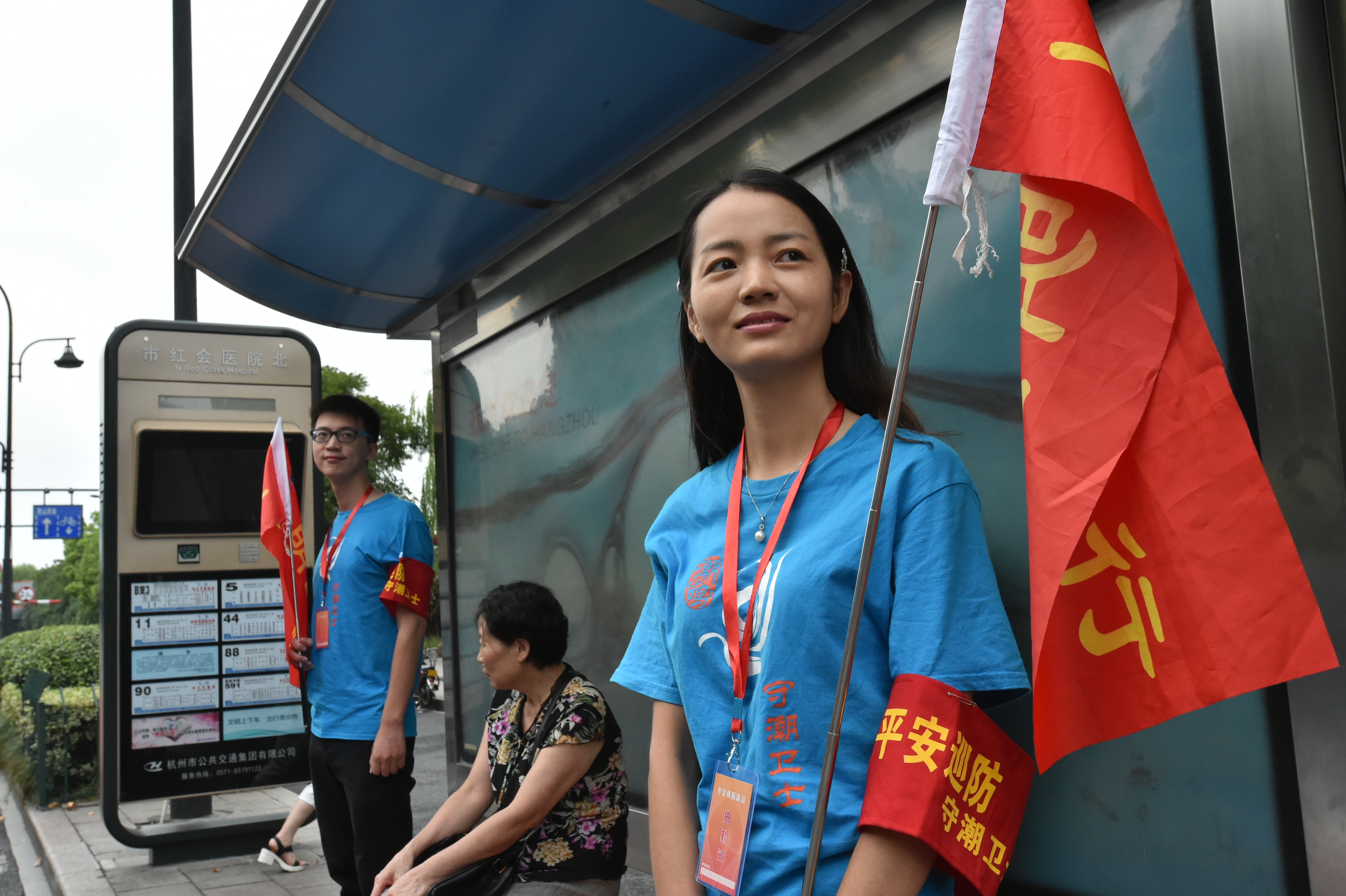 值守平安守望崗，勸導(dǎo)文明出行.JPG