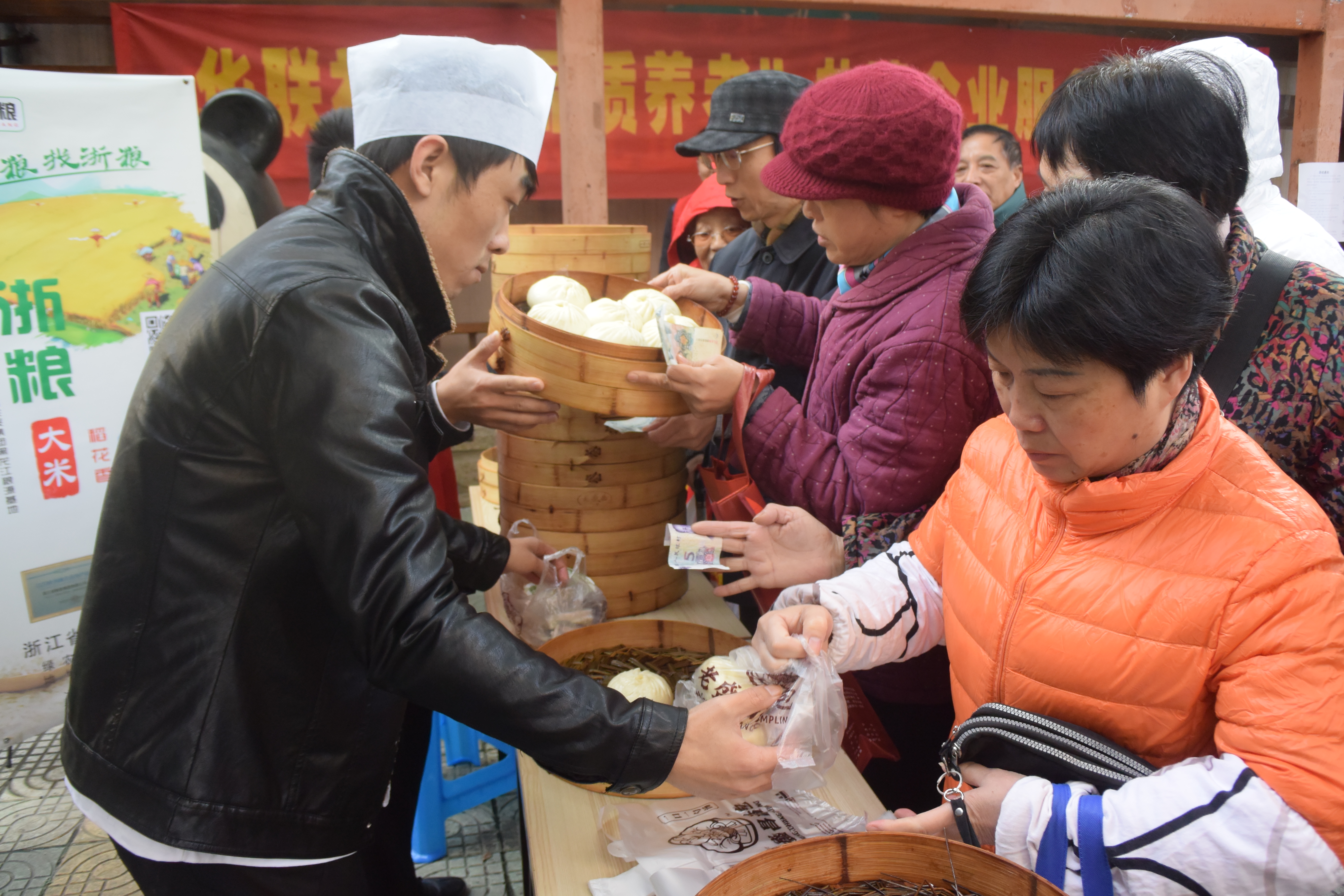“周三公益日”菜籃子、米袋子進(jìn)社區(qū).JPG