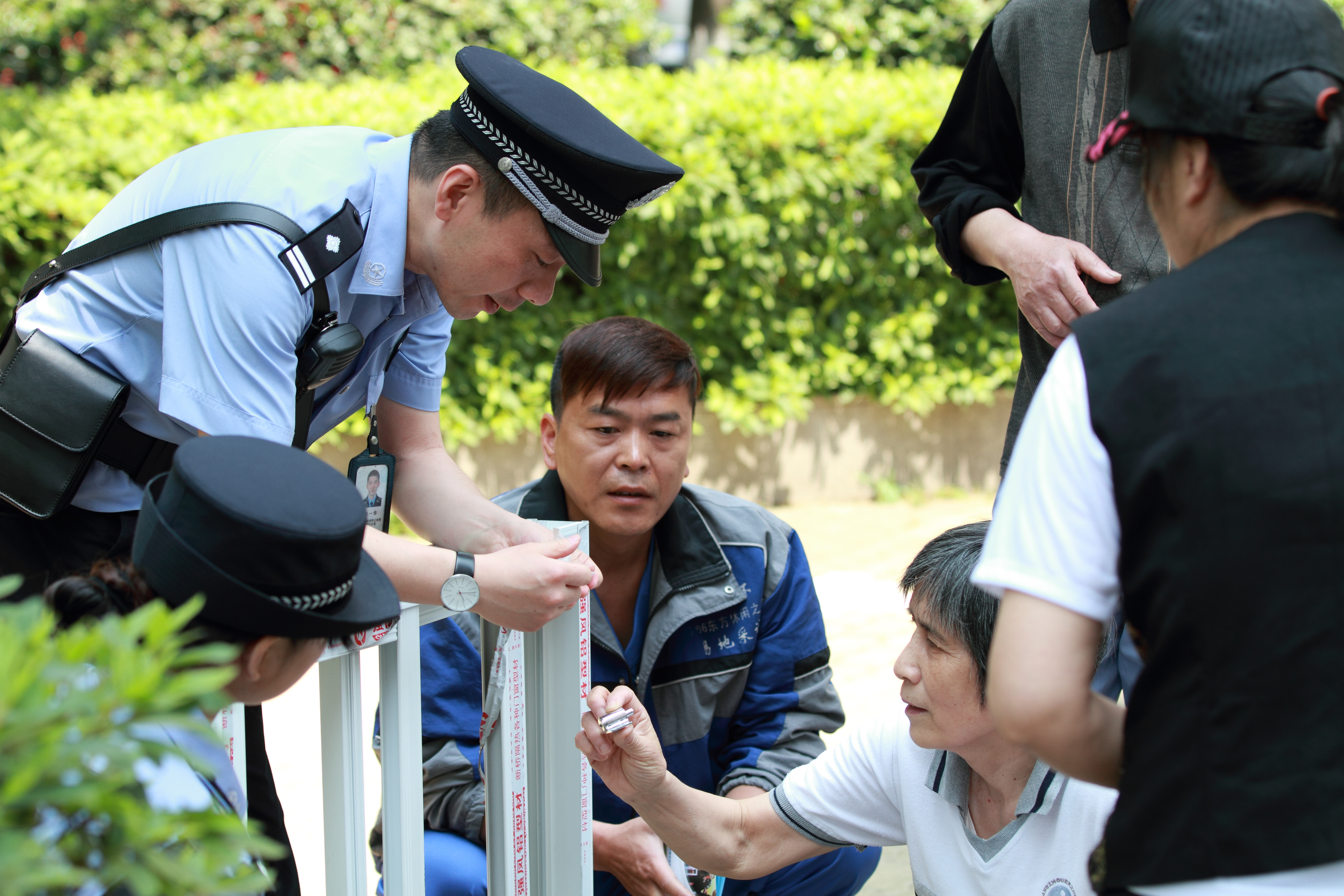 2013年5月 民警上街推廣窗鎖扣.jpg