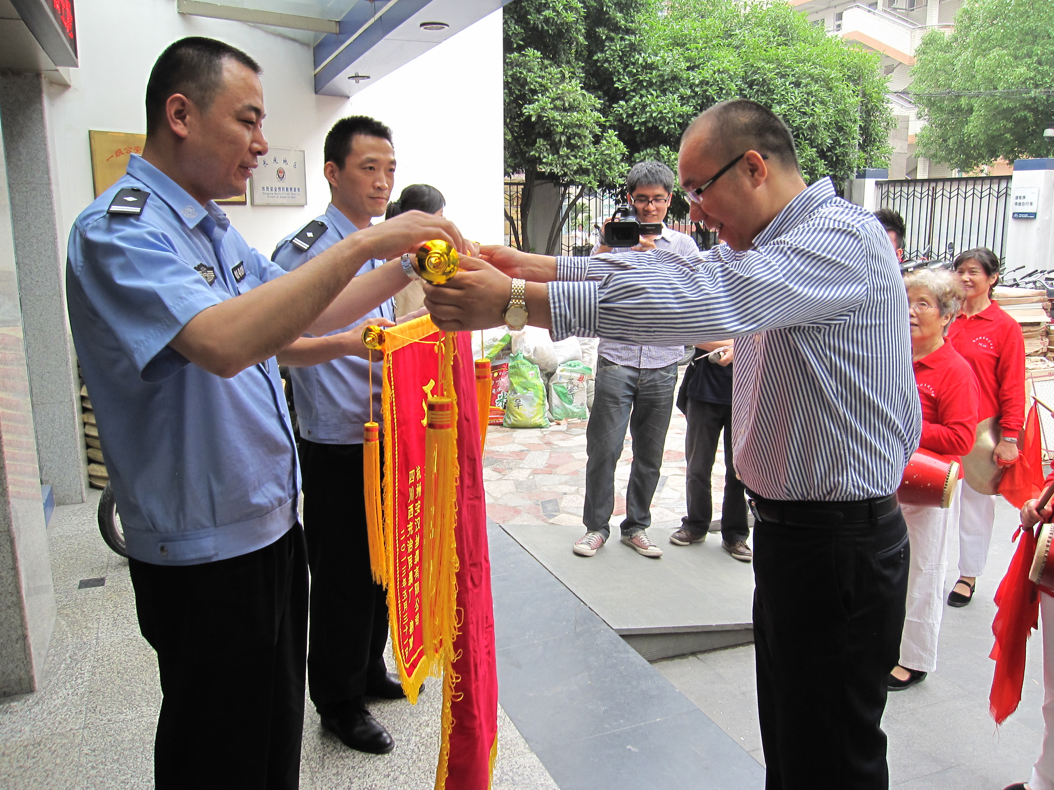 20130531腰鼓隊(duì)送錦旗.jpg
