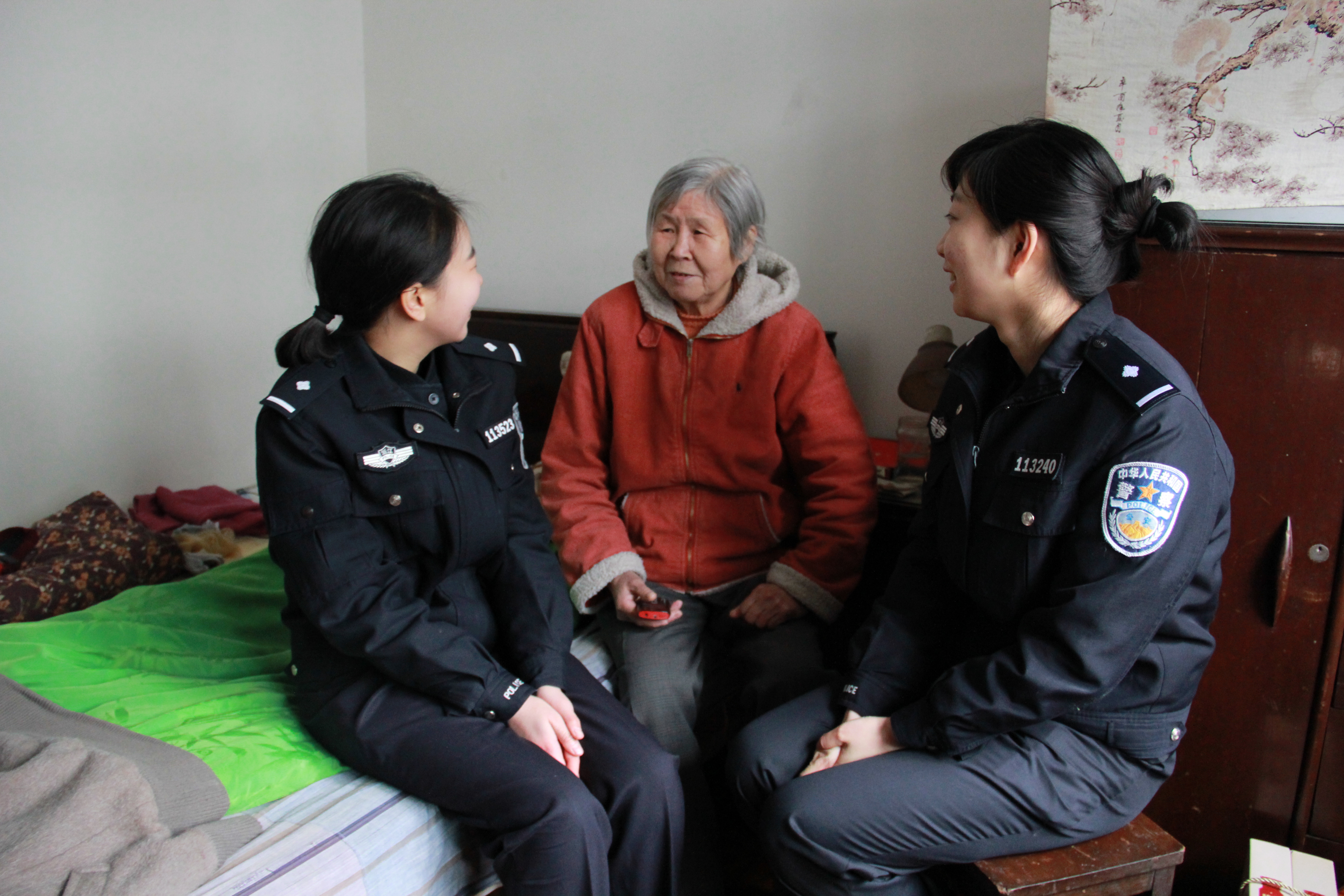 20150306女警結(jié)對(duì)孤寡老人.JPG