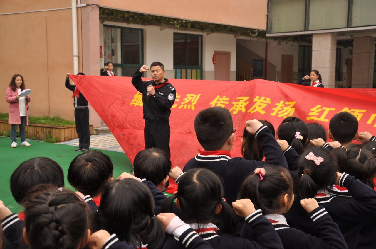 20151119民警進(jìn)校園組織宣誓活動(dòng).JPG