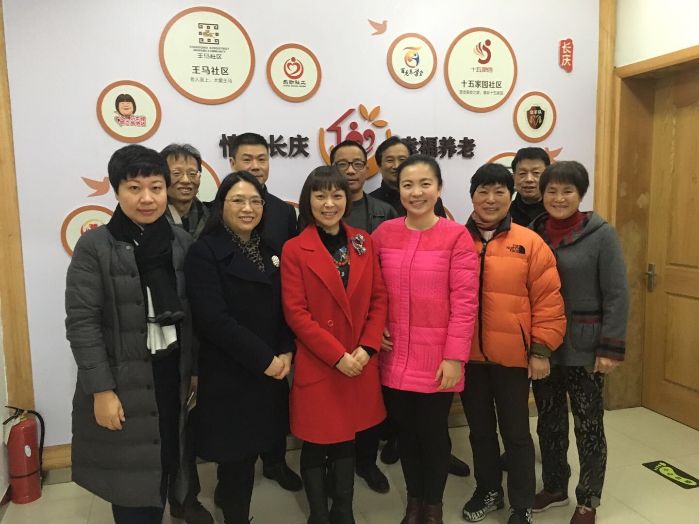 走訪社區(qū)：慰問浙大御比社區(qū)老黨員與困難群眾。.jpg