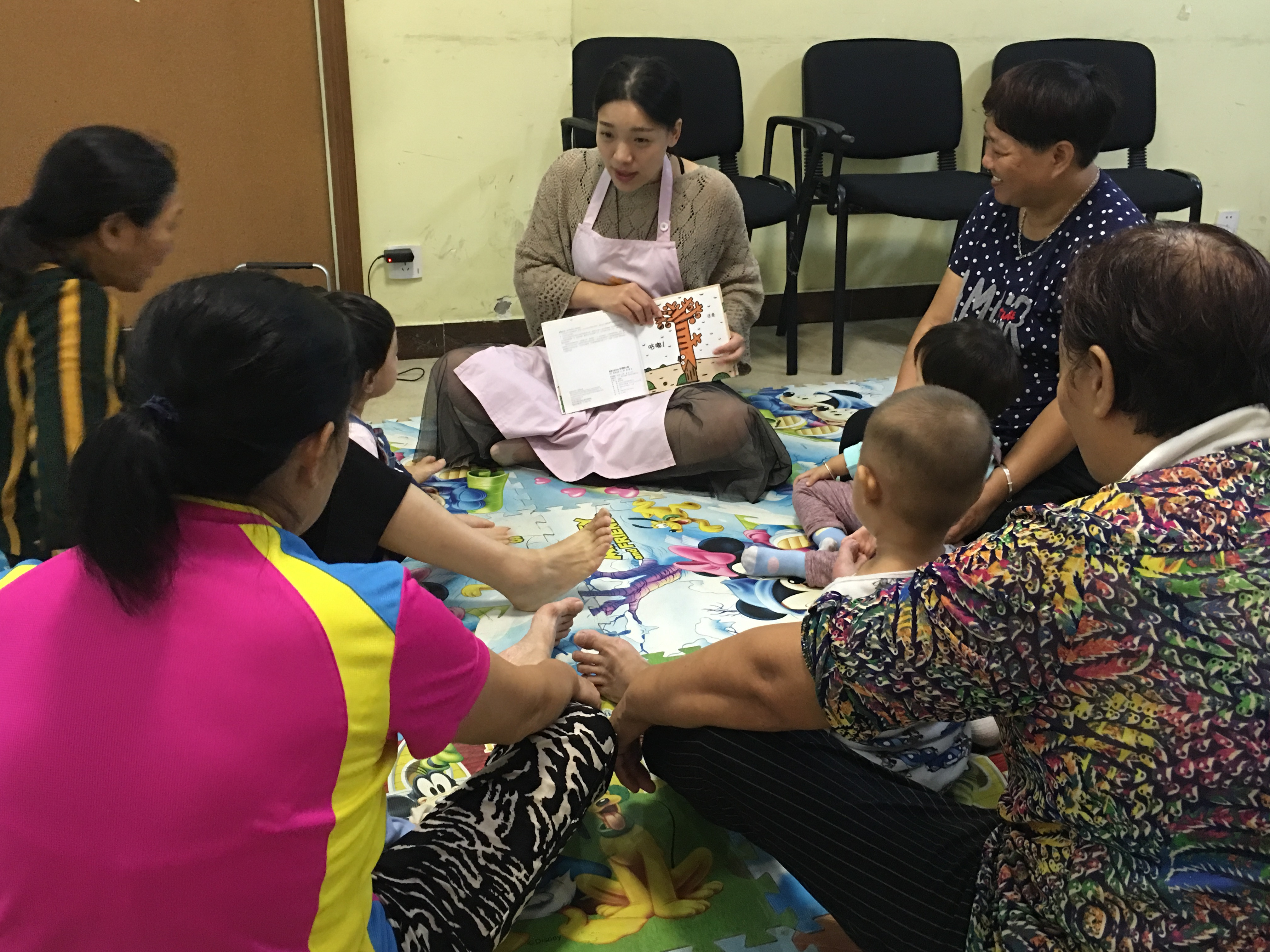 黨員教師帶頭參加：社區(qū)免費早教親子服務(wù).jpg