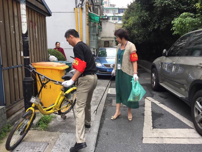機關(guān)二支部黨員開展“送共享單車回家”活動.jpg