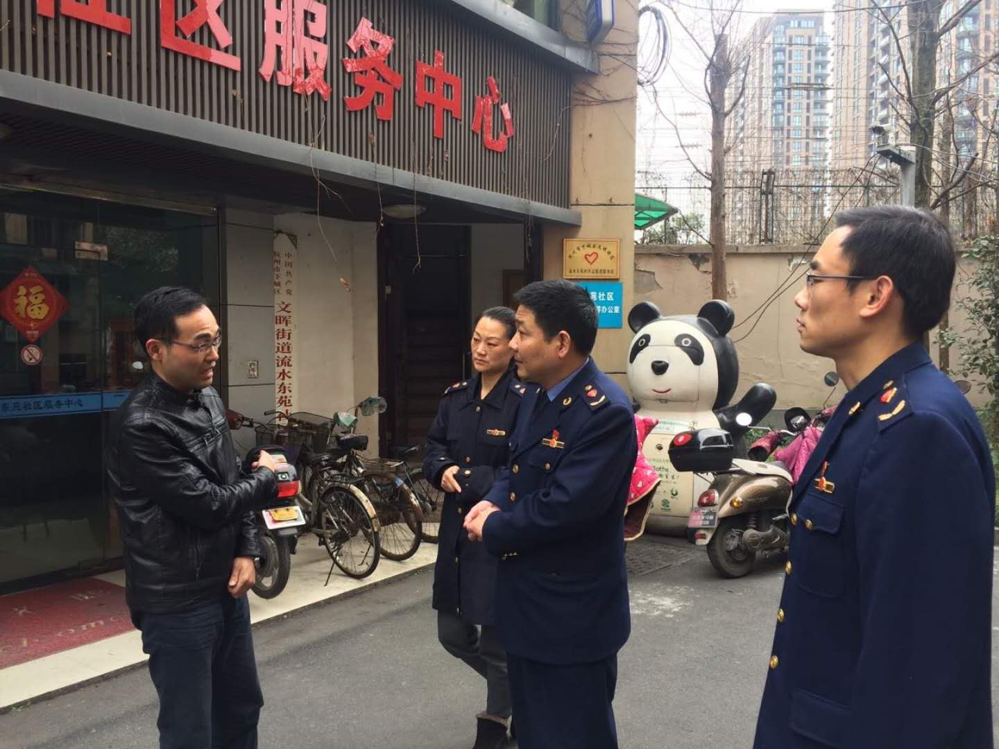 文暉支部黨員與社區(qū)加強(qiáng)日常聯(lián)系，開展黨建互助.jpg