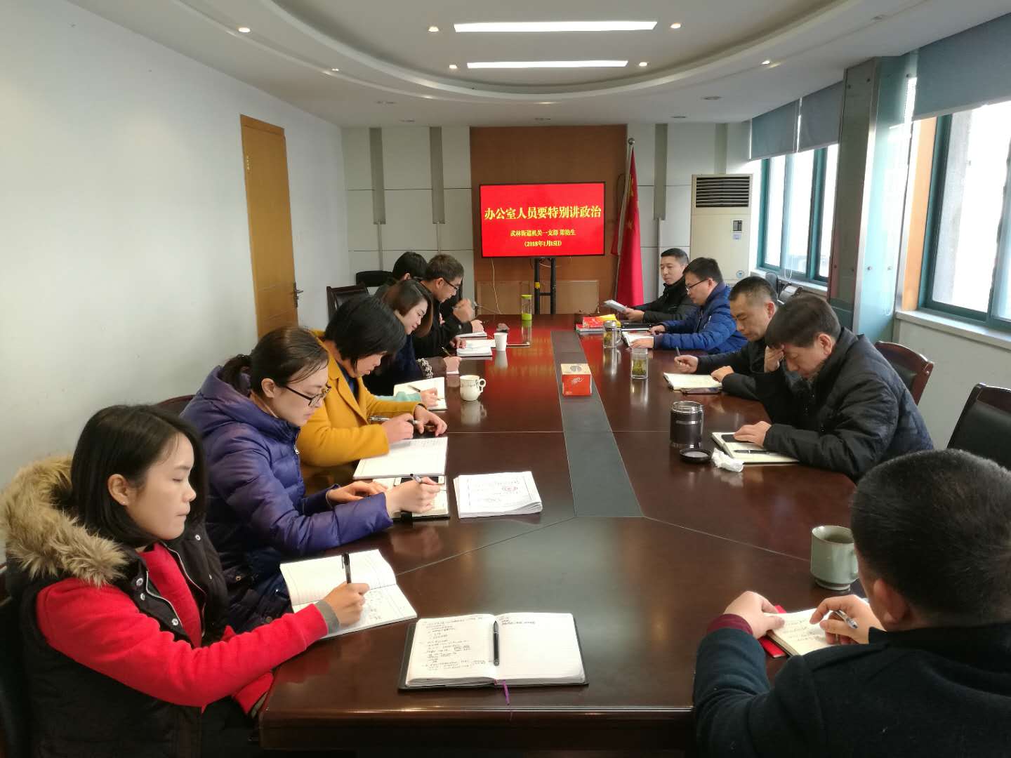 機(jī)關(guān)一支部書記梁艷生為黨員講《辦公室人員要特別講政治》黨課.jpg