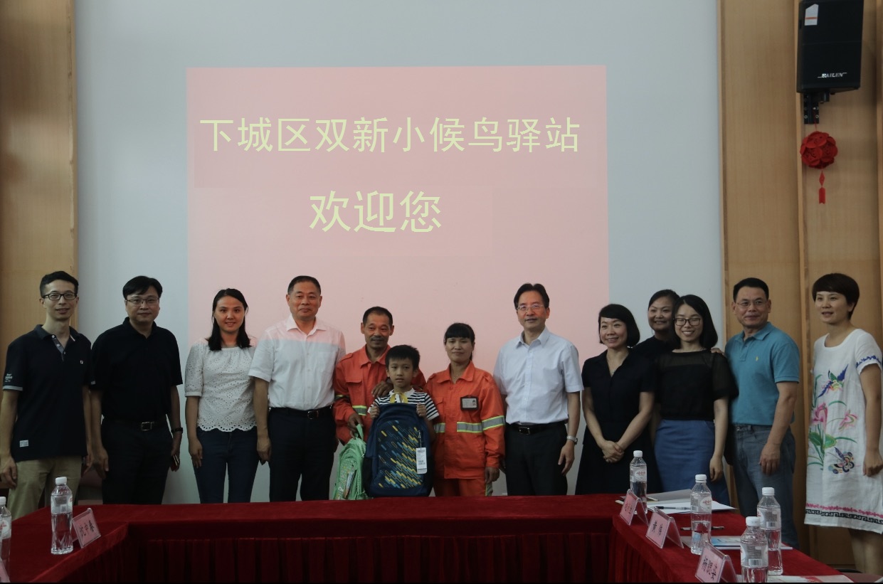 黨員教師蔡靜擔(dān)任雙新小候鳥驛站站長，黨團(tuán)員參加志愿者服務(wù)，杭州市委秘書長許明（左四）和下城區(qū)委書記陳衛(wèi)強(qiáng)（右六）關(guān)心慰問，區(qū)教育局黨委書記、局長黃偉（左二）和長慶街道黨工委書記應(yīng)彩虹（右五）陪同.jpg