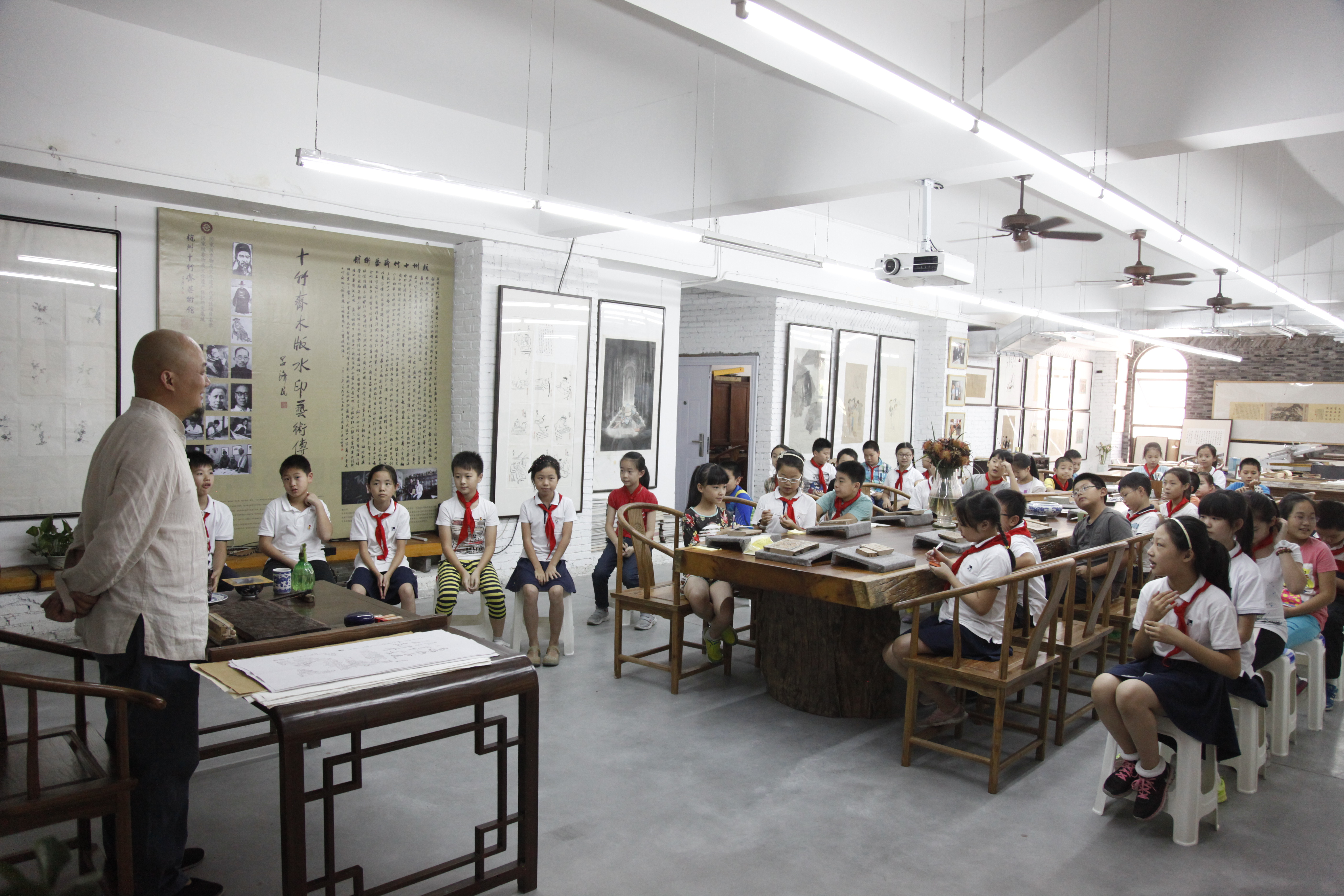 非遺進(jìn)校園，黨員帶頭進(jìn)行管理，進(jìn)行課程開發(fā)。木板水印成為最受學(xué)生歡迎的課程。.JPG