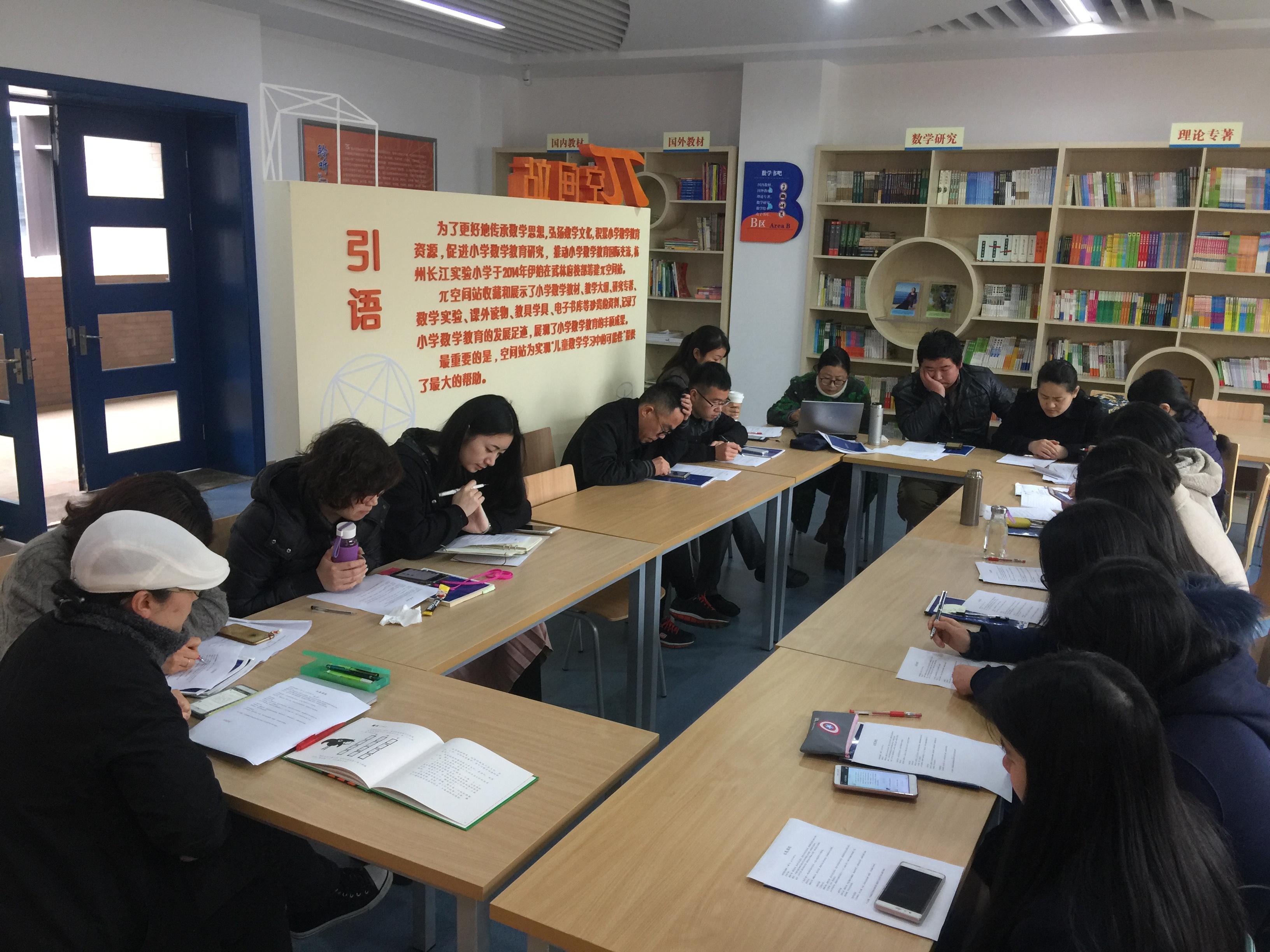 依托π名師空間站建立骨干教師成長(zhǎng)營(yíng)。在π名師空間站，黨團(tuán)員教師不斷開發(fā)數(shù)學(xué)游戲課程，創(chuàng)新開展數(shù)學(xué)智玩節(jié)、數(shù)學(xué)步道、長(zhǎng)江STEM游園會(huì)等學(xué)科活動(dòng)，不僅讓學(xué)生愛上數(shù)學(xué)，更讓數(shù)學(xué)組17位黨團(tuán)員教師迅速成長(zhǎng)起來(lái)。.jpg