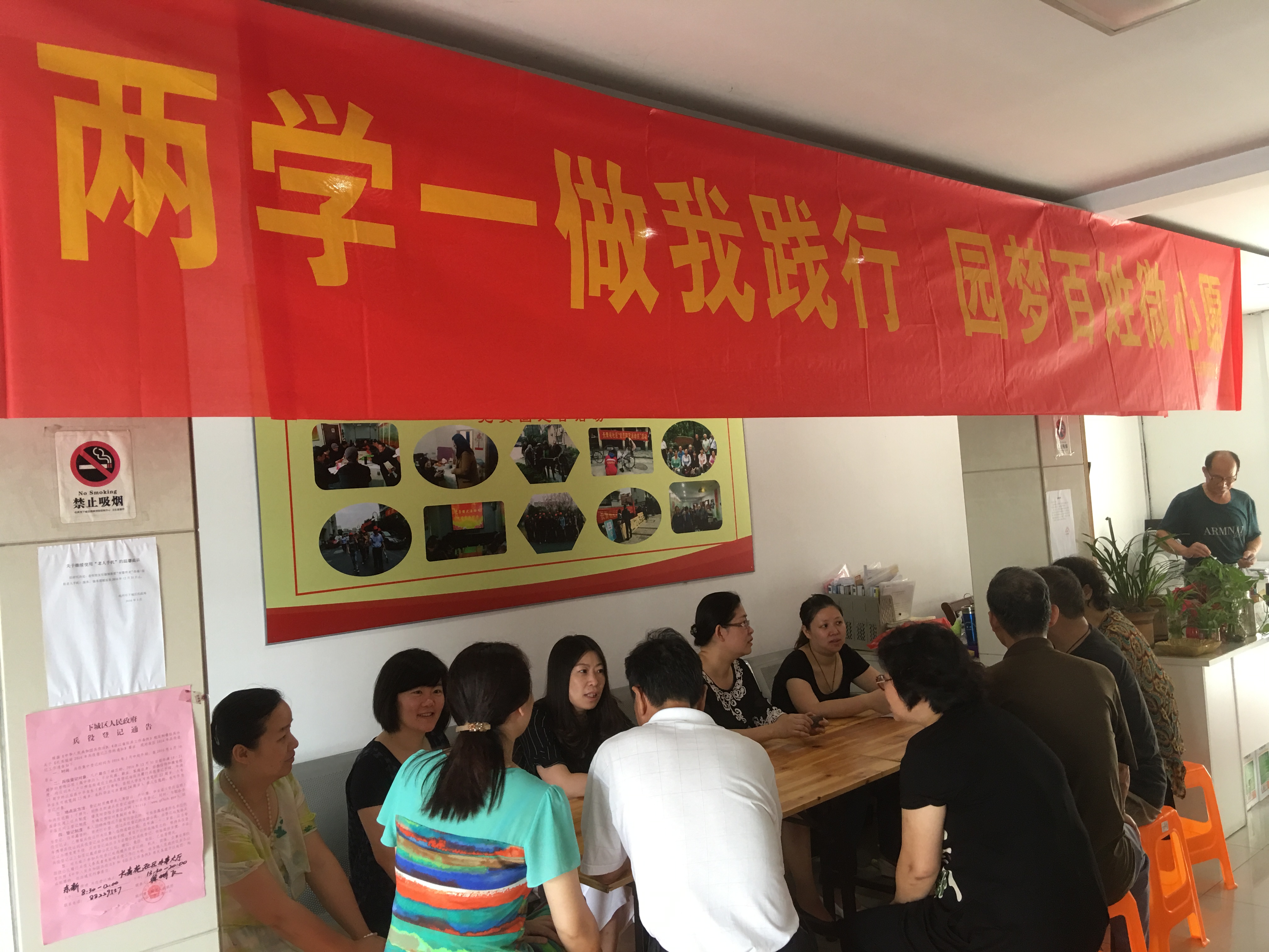 黨員參加社區(qū)咨詢服務(wù).JPG