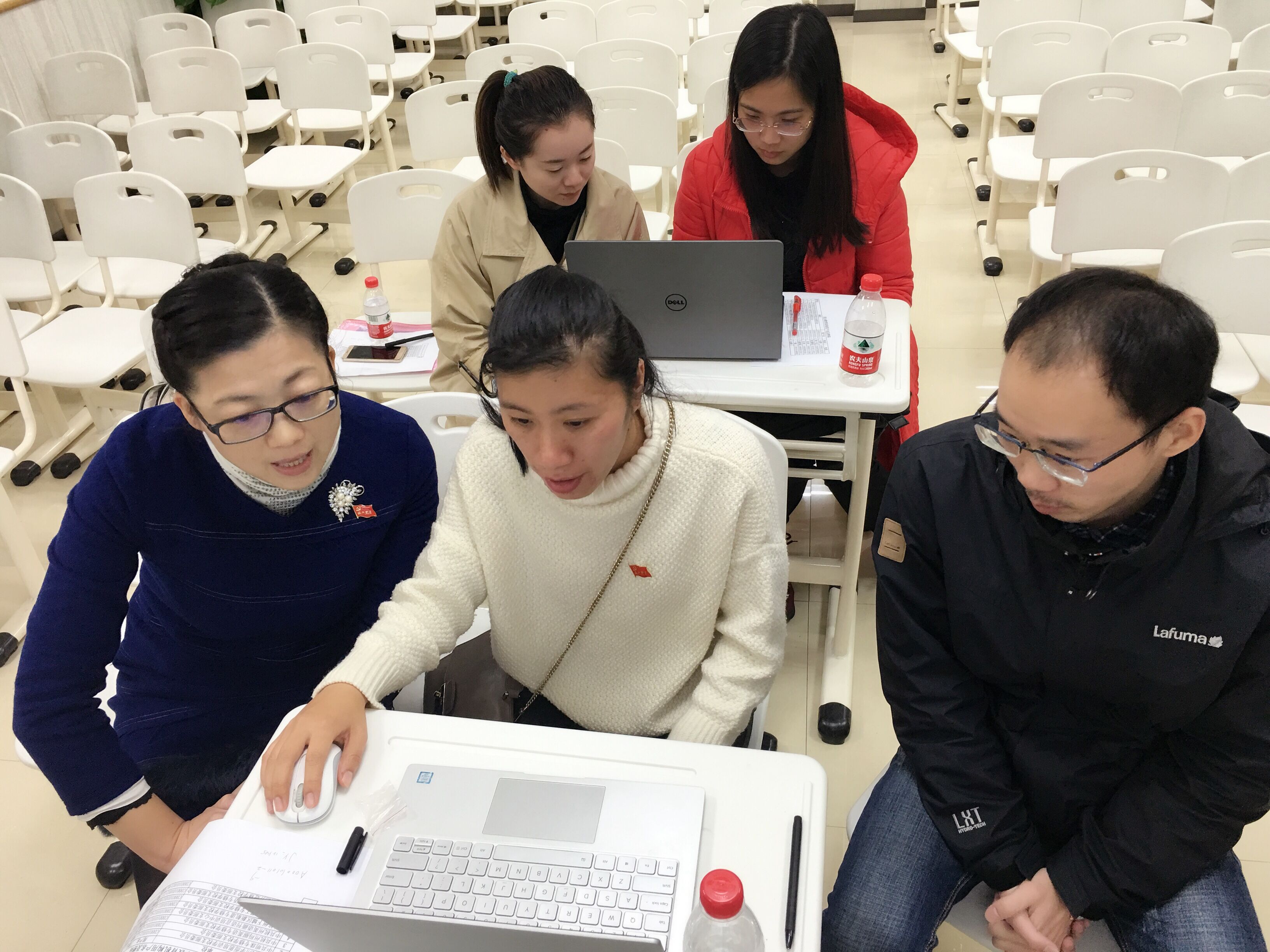 組織委員利用休息時(shí)間為系統(tǒng)內(nèi)黨組織指導(dǎo)黨建平臺(tái)網(wǎng)絡(luò)平臺(tái)管理.jpg