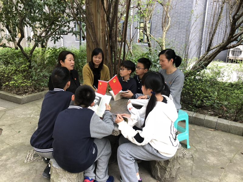 學(xué)革命歷史，講先輩故事——安吉路黨員們?yōu)橥瑢W(xué)們講授“紅色課程”.jpg