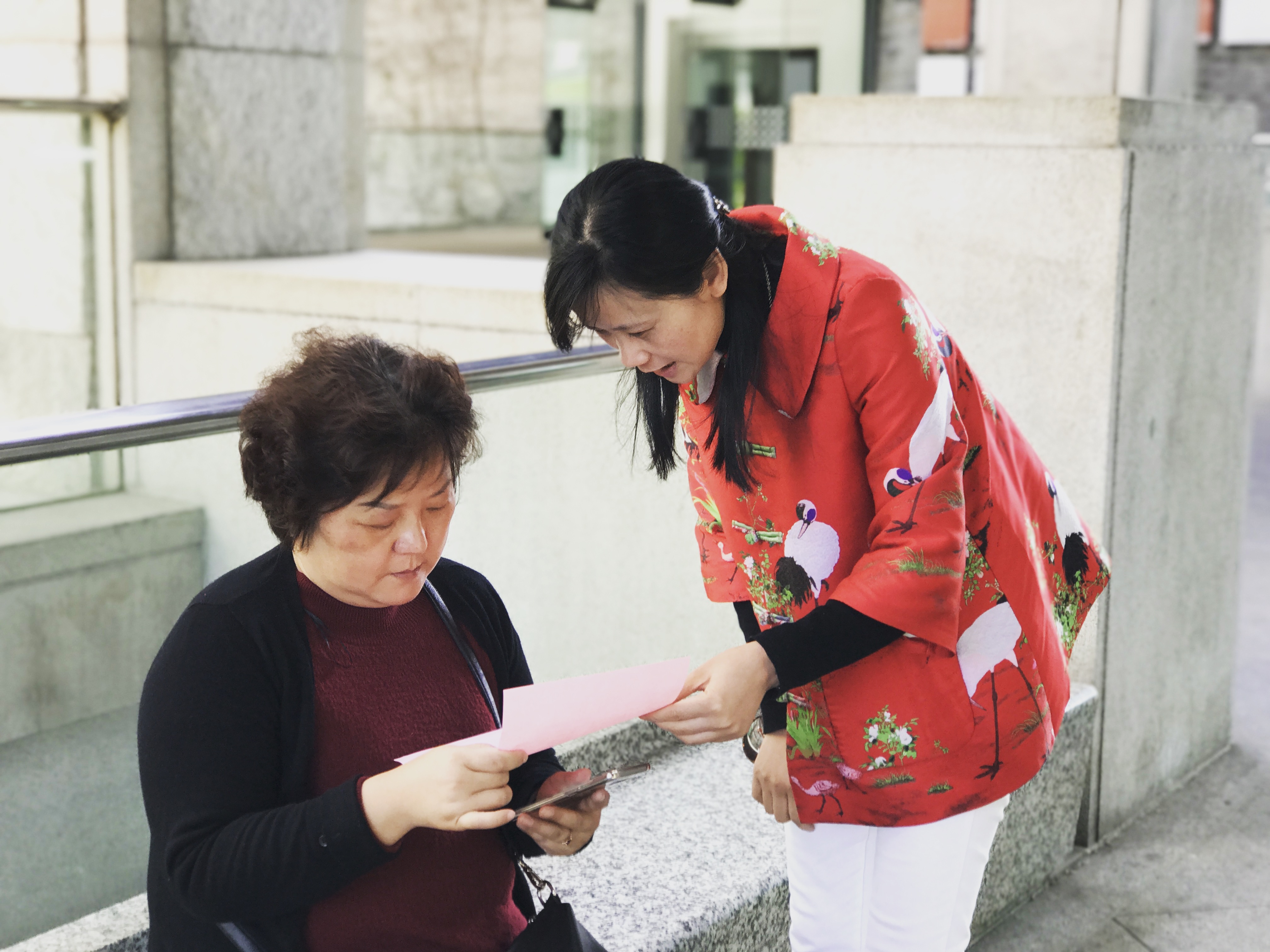 黨員教師在車站、碼頭宣傳“剿滅劣V類水”活動(dòng).JPG
