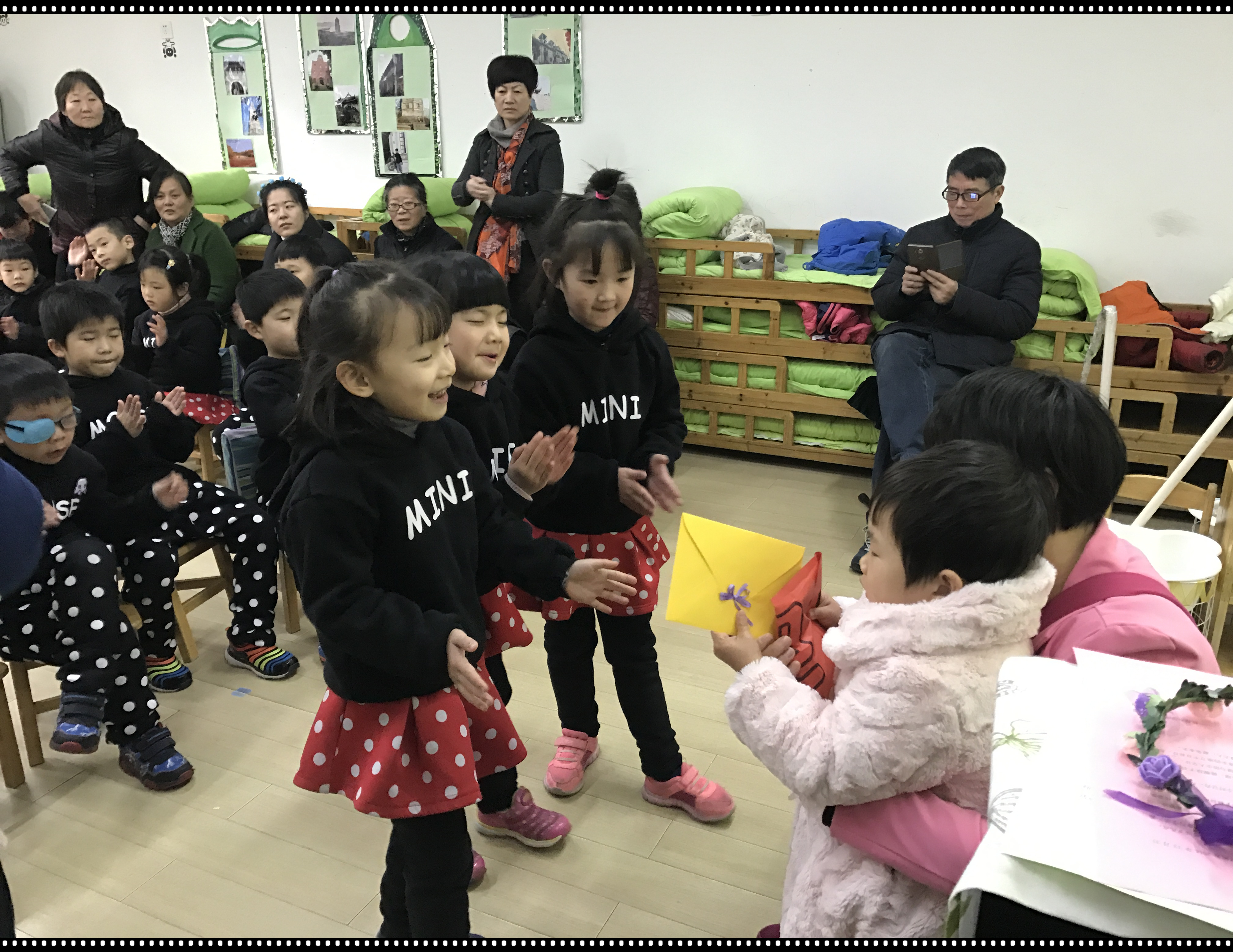 黨員組織班級(jí)幼兒給殘障兒童送新年祝福.JPG