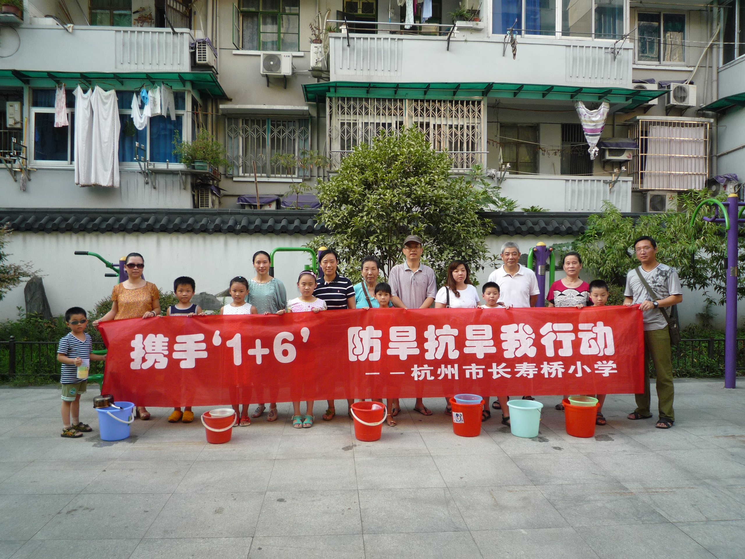 黨員教師帶領(lǐng)學(xué)生開展“攜手1+6，防旱抗旱進(jìn)萬家”活動(dòng)，長(zhǎng)壽學(xué)子們發(fā)動(dòng)身邊的親人、朋友，一起投入到抗旱防旱的行動(dòng)中來。.JPG