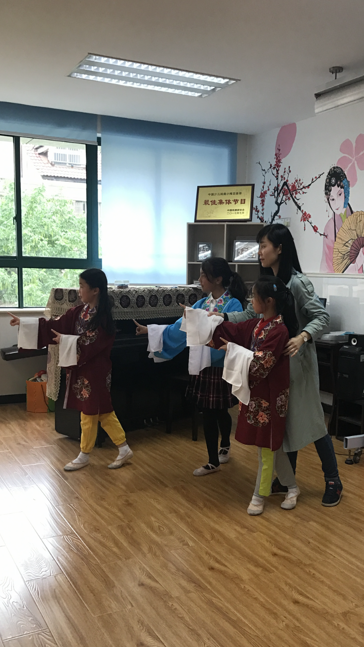 黨員教師指導(dǎo)少兒京劇社團(tuán)學(xué)生排練節(jié)目.png