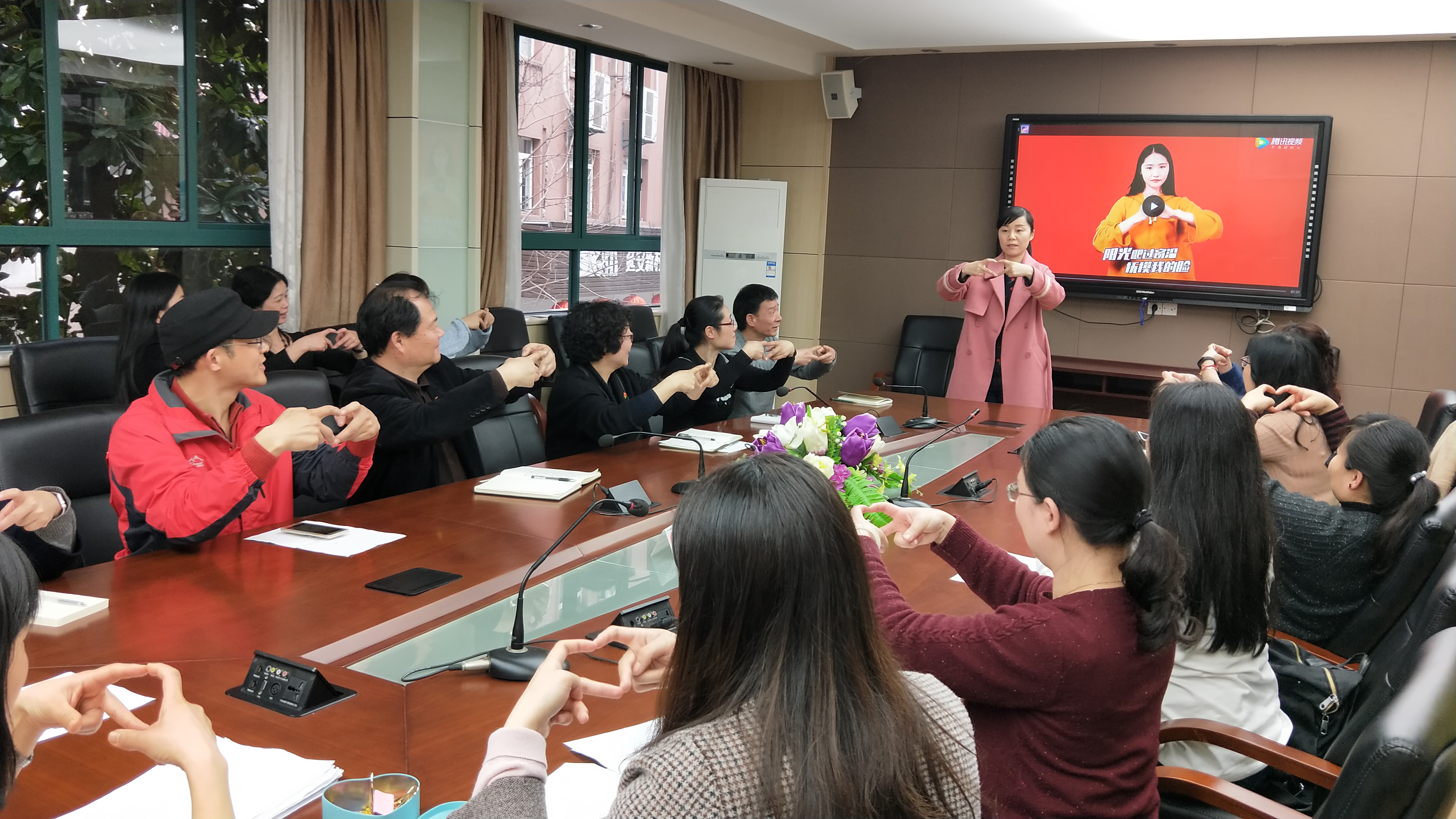 為祖國(guó)比心點(diǎn)贊.jpg