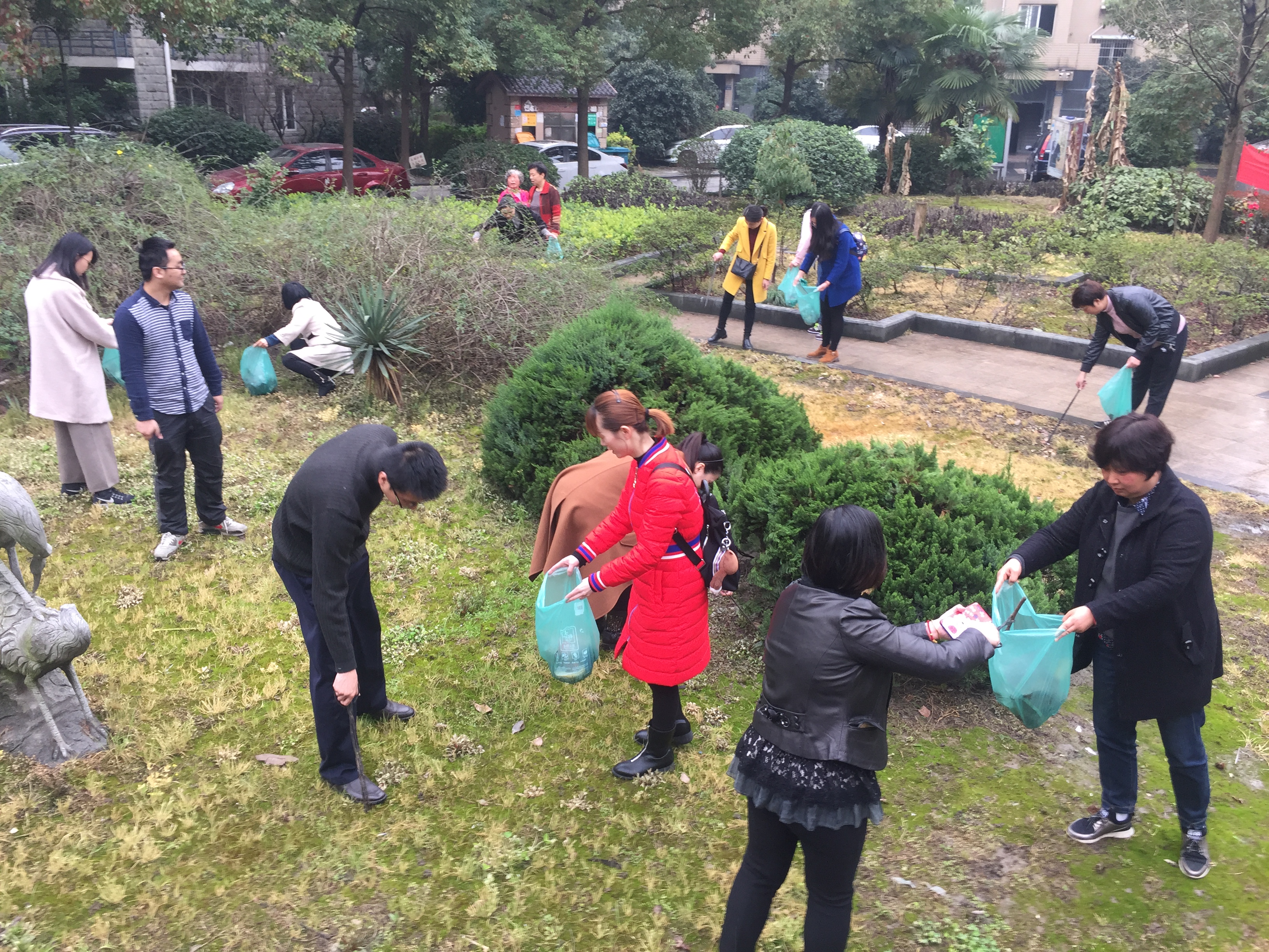 3月15日支部黨員前往結(jié)對社區(qū)三里家園社區(qū)開展”進(jìn)社區(qū)訪民情解民憂“志愿服務(wù).jpg