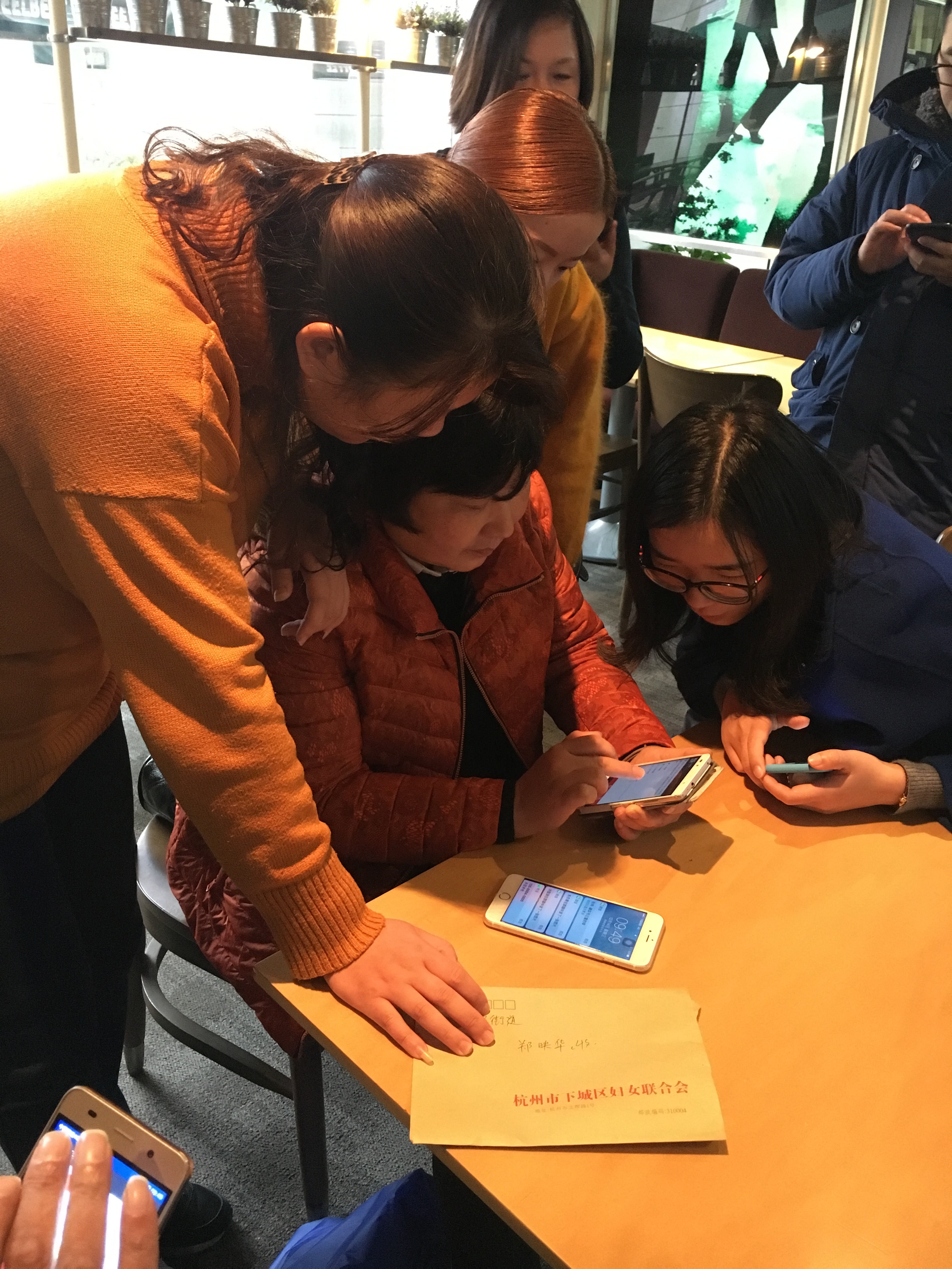 支部黨員利用下城區(qū)微信學(xué)習(xí)平臺開展每日學(xué)習(xí).JPG