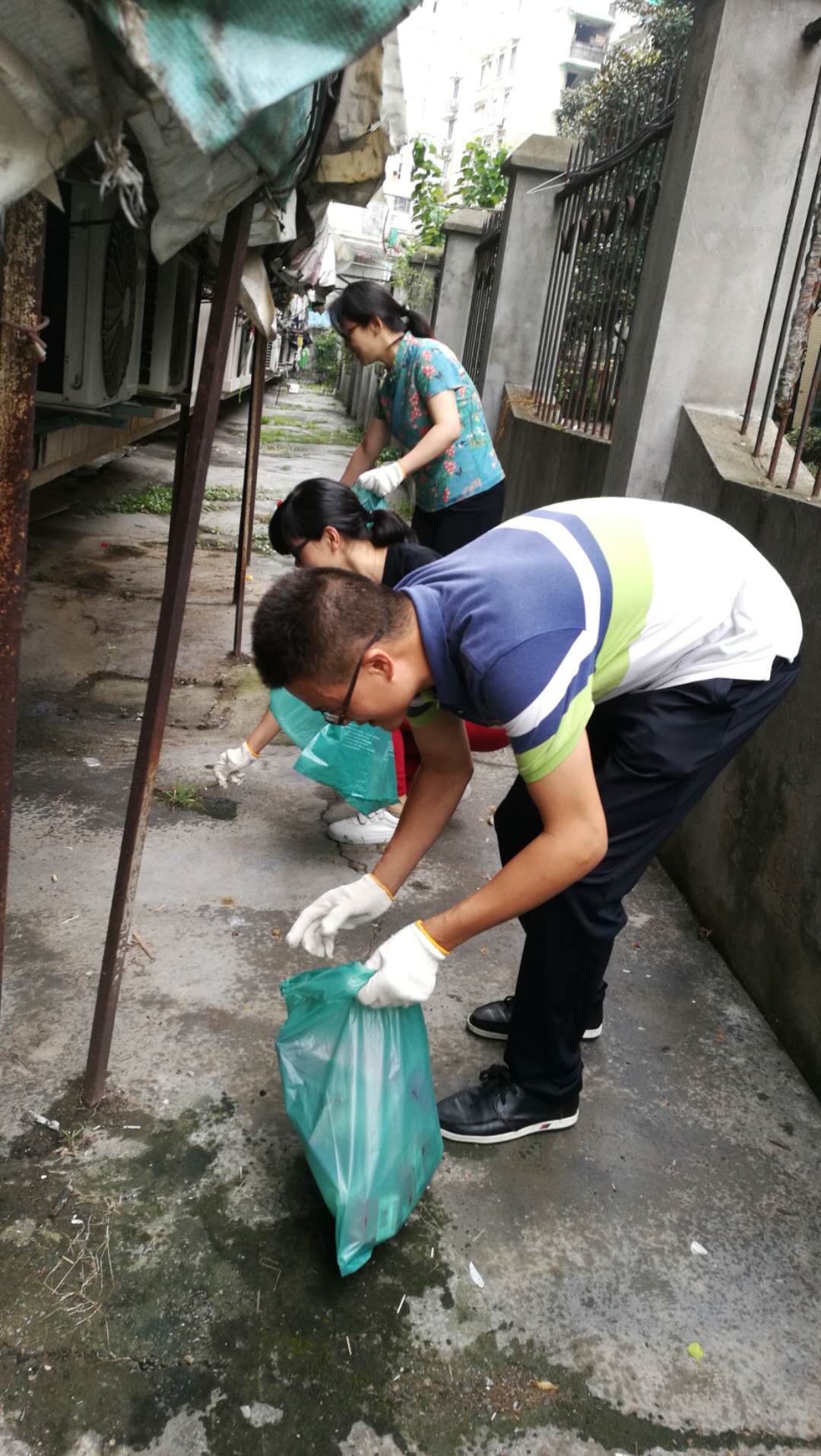 為皇親苑社區(qū)清掃垃圾.jpg
