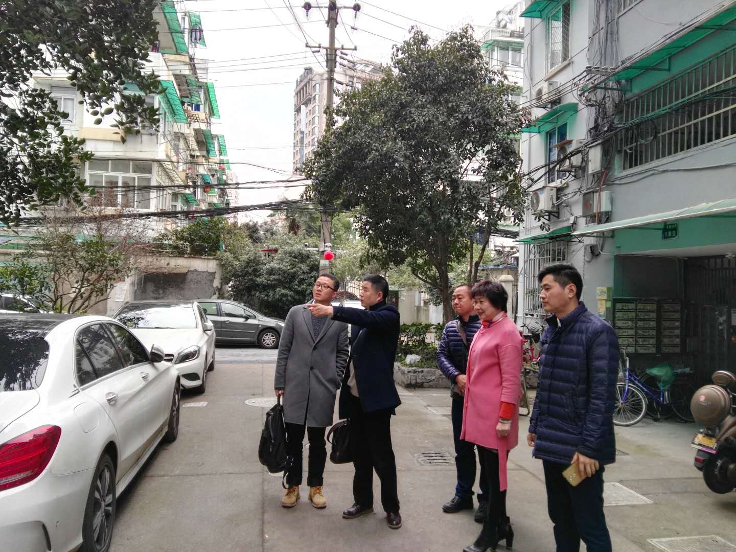 支部黨員前往群眾反映問題的現(xiàn)場(chǎng)實(shí)地踏勘.jpg
