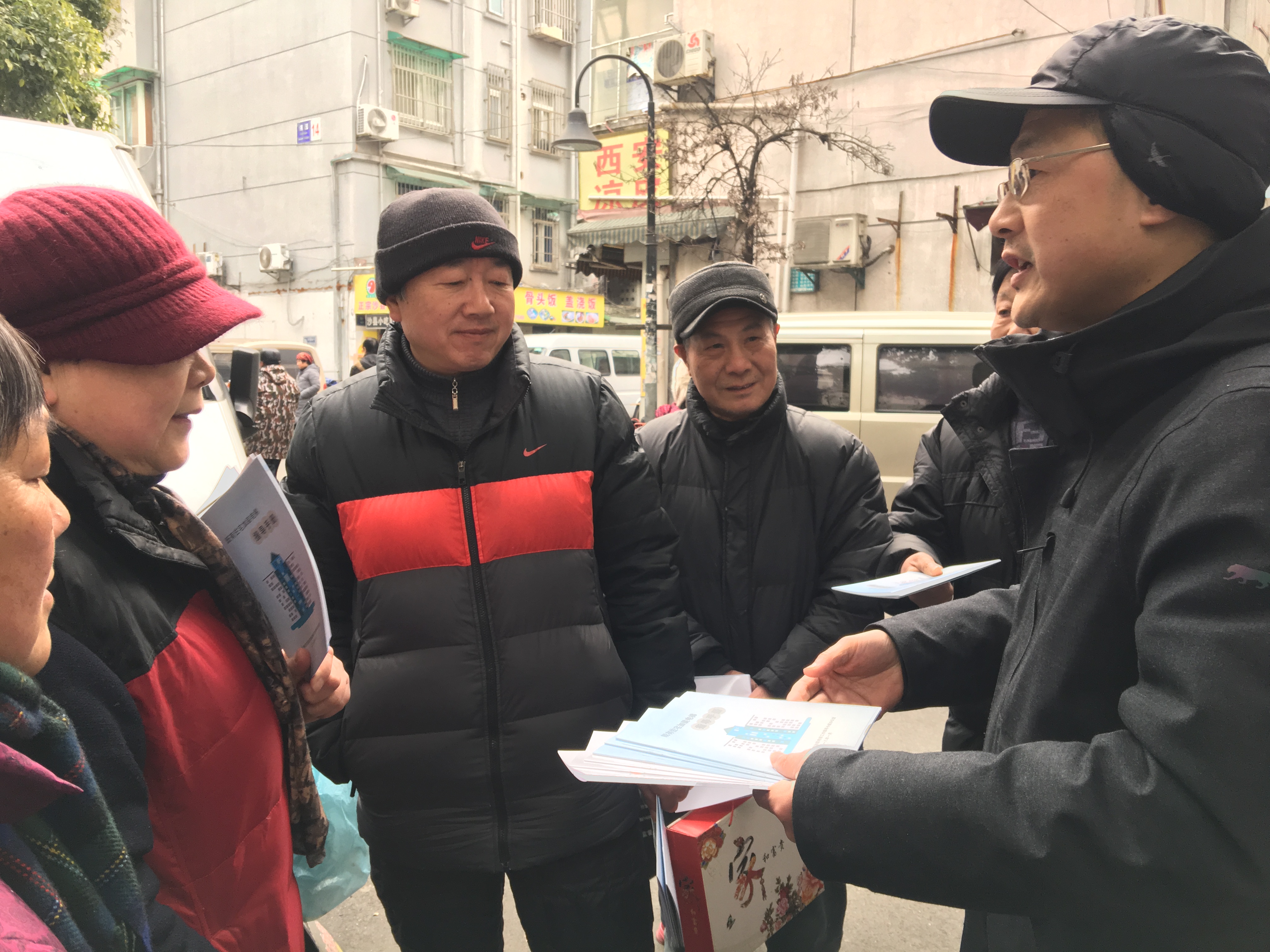 機(jī)關(guān)綜合支部黨員到社區(qū)宣傳加梯政策.JPG