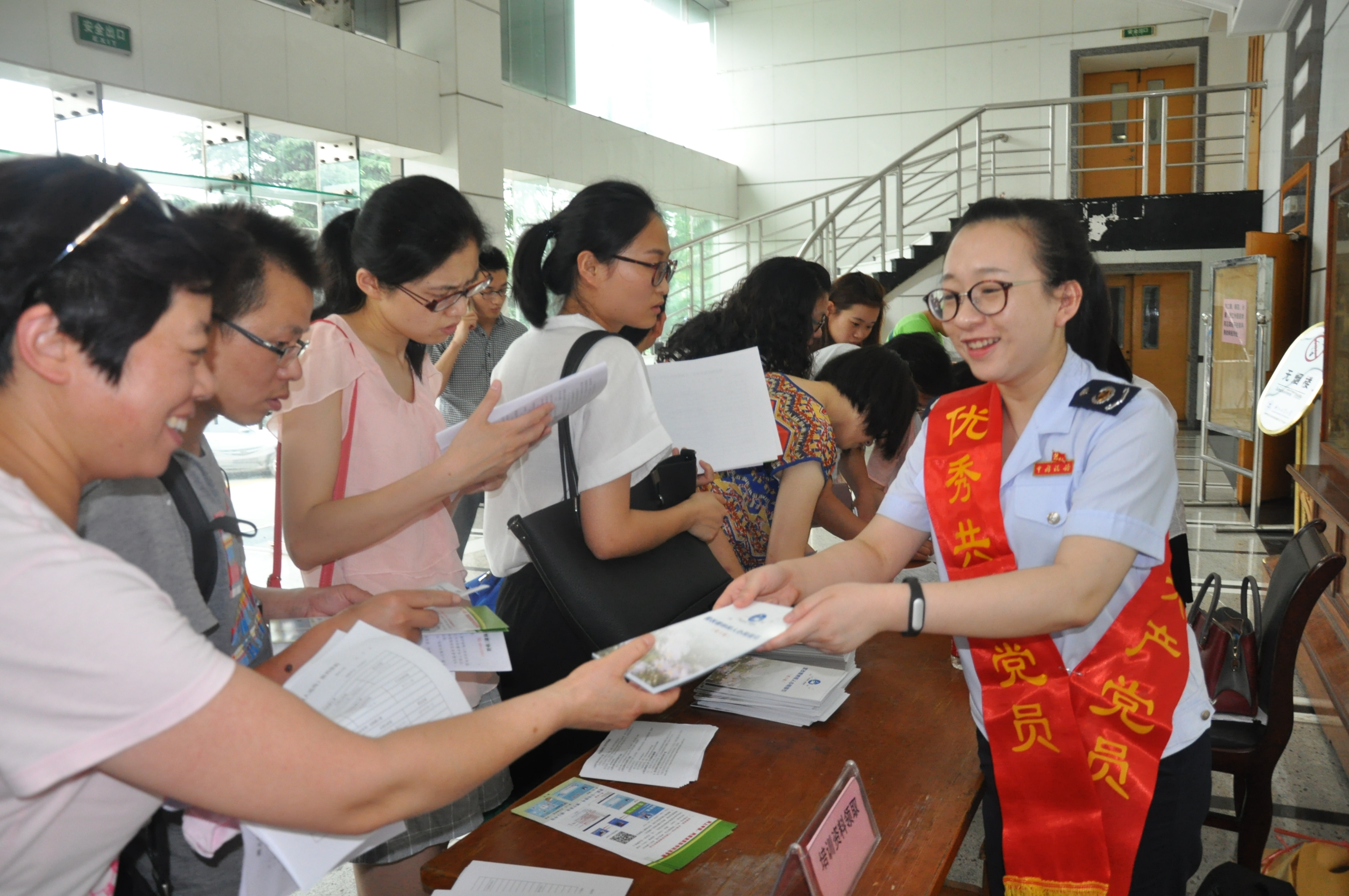 黨員志愿者營(yíng)改增送政策送服務(wù).jpg