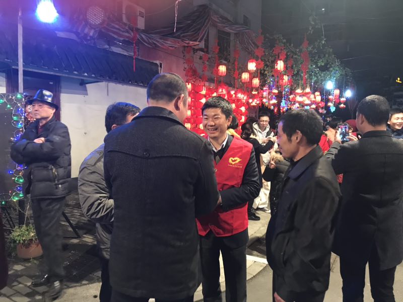 3、2018年2月28日，區(qū)委辦主任周國江在元宵佳節(jié)來臨之際帶領(lǐng)機(jī)關(guān)黨員干部參與結(jié)對燈芯巷社區(qū)開展平安巡防等志愿服務(wù)活動。.jpg