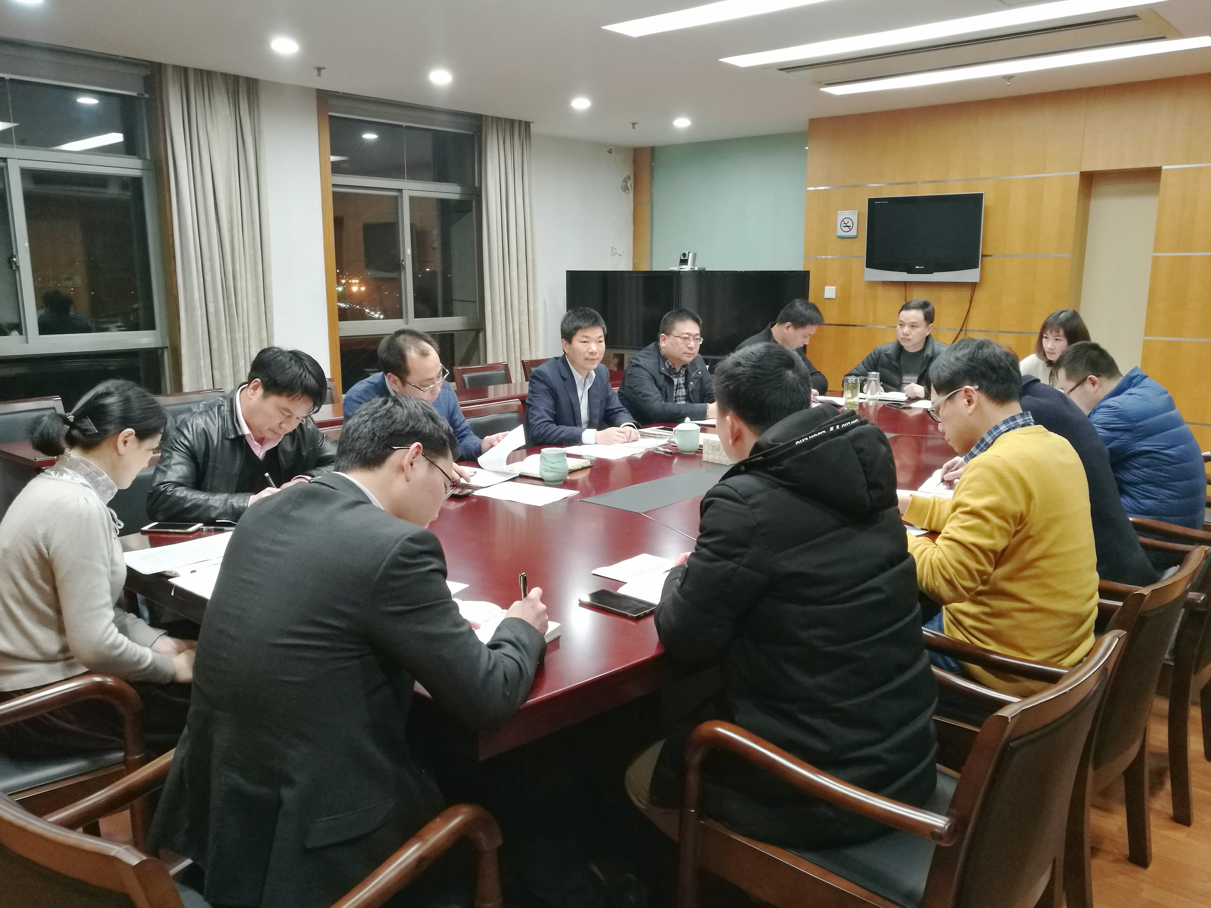 5、2018年2月26日20點(diǎn)，區(qū)委辦“周一夜學(xué)”模式正式開啟，區(qū)委辦主任周國江做總結(jié)講話.jpg