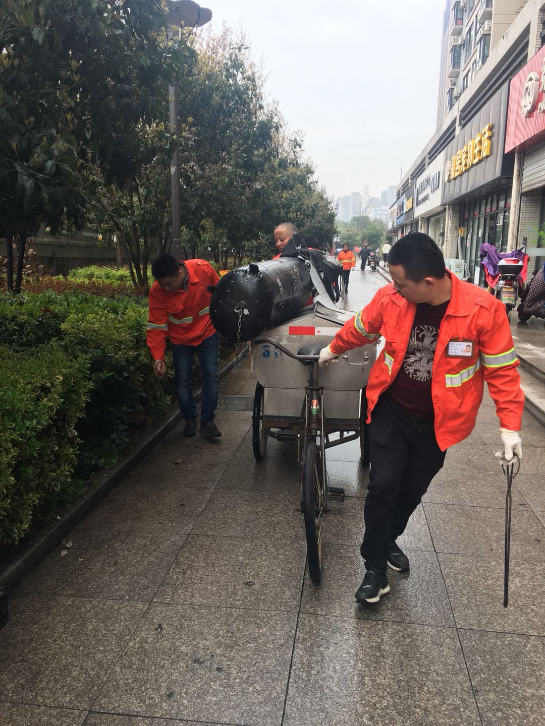 黨員進(jìn)社區(qū)協(xié)助清理大件垃圾.jpg