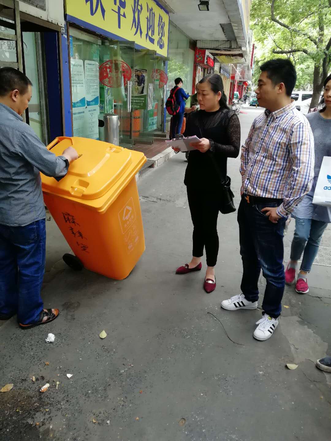 黨員進(jìn)社區(qū)知道垃圾分類工作.jpg