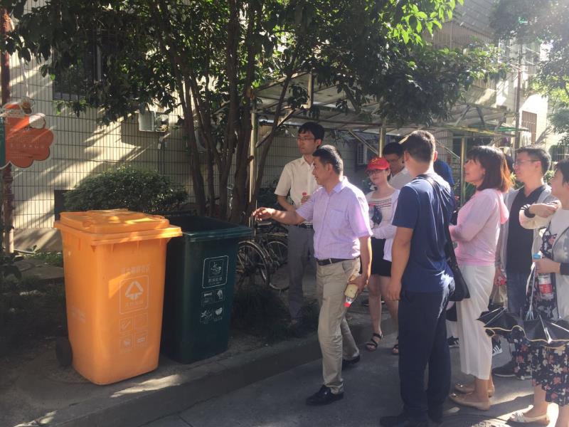 黨員進社區(qū)檢查指導(dǎo)垃圾分類.jpg