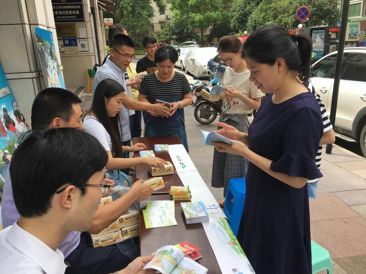 黨員進社區(qū)宣傳垃圾分類.jpg