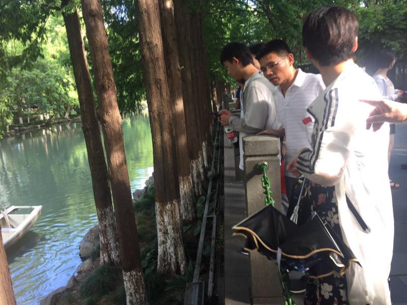 支部黨員檢查結(jié)對河道.jpg