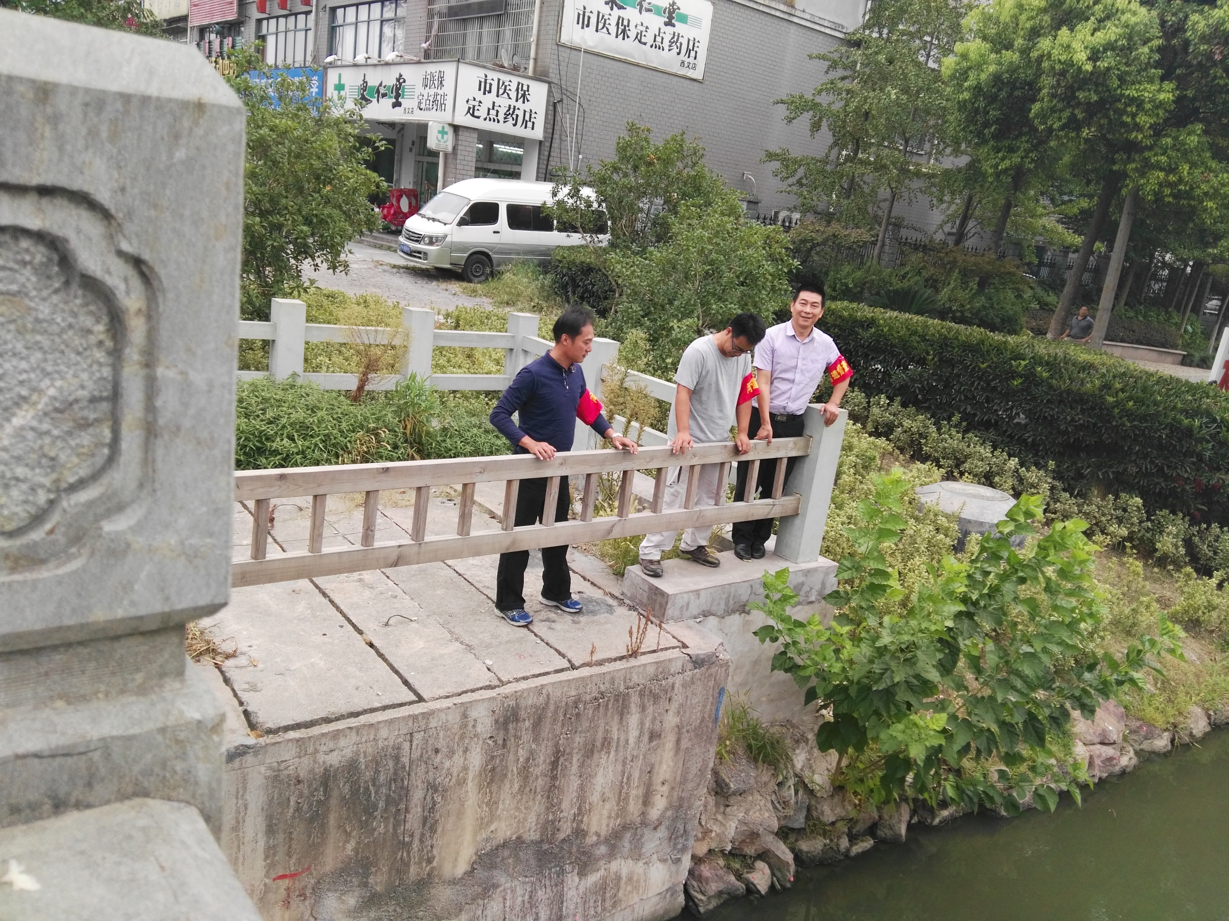 支部黨員檢查結(jié)對河道2.jpg