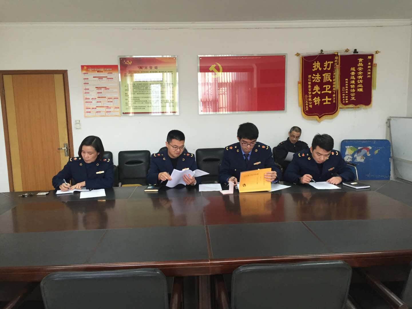 黨員干部學(xué)習(xí)十九大精神.jpg