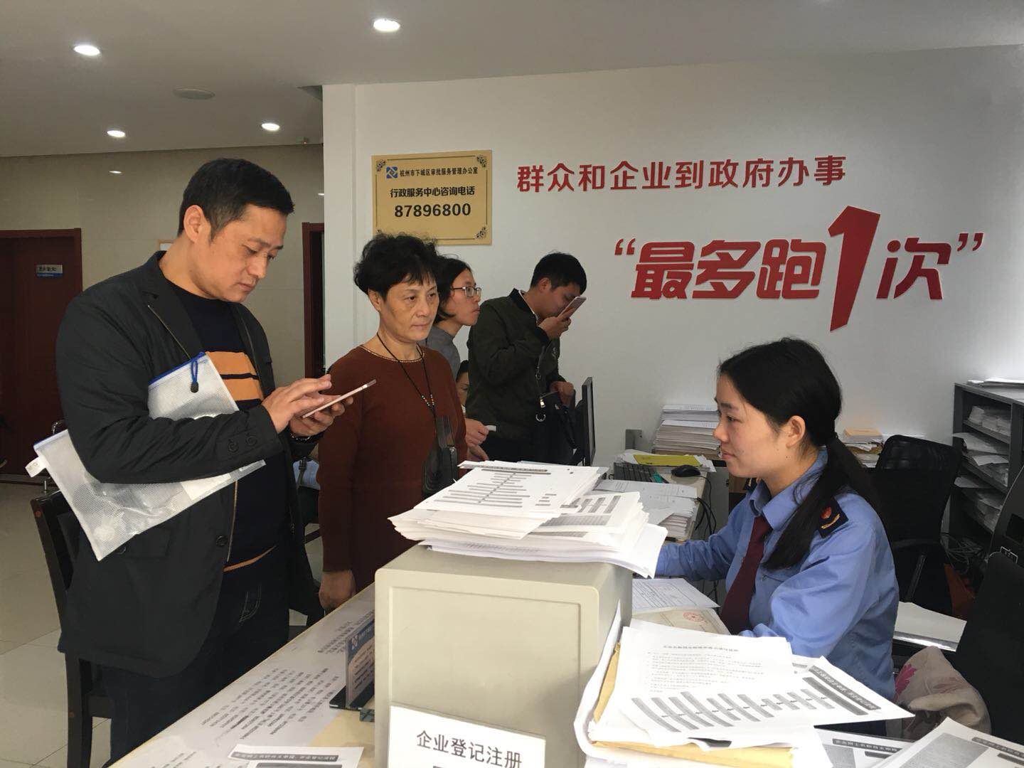 第六支部黨員進(jìn)行午間值班.jpg
