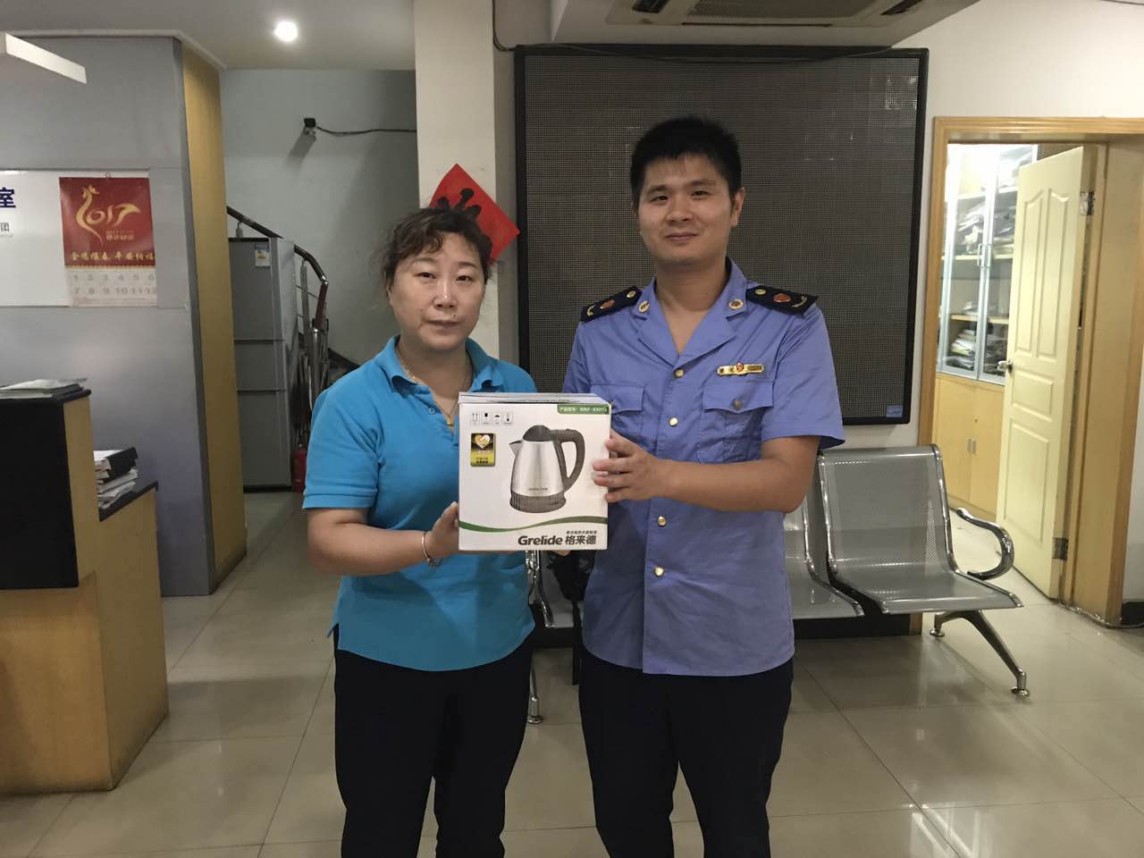 第六支部黨員進(jìn)社區(qū)送溫暖.jpg