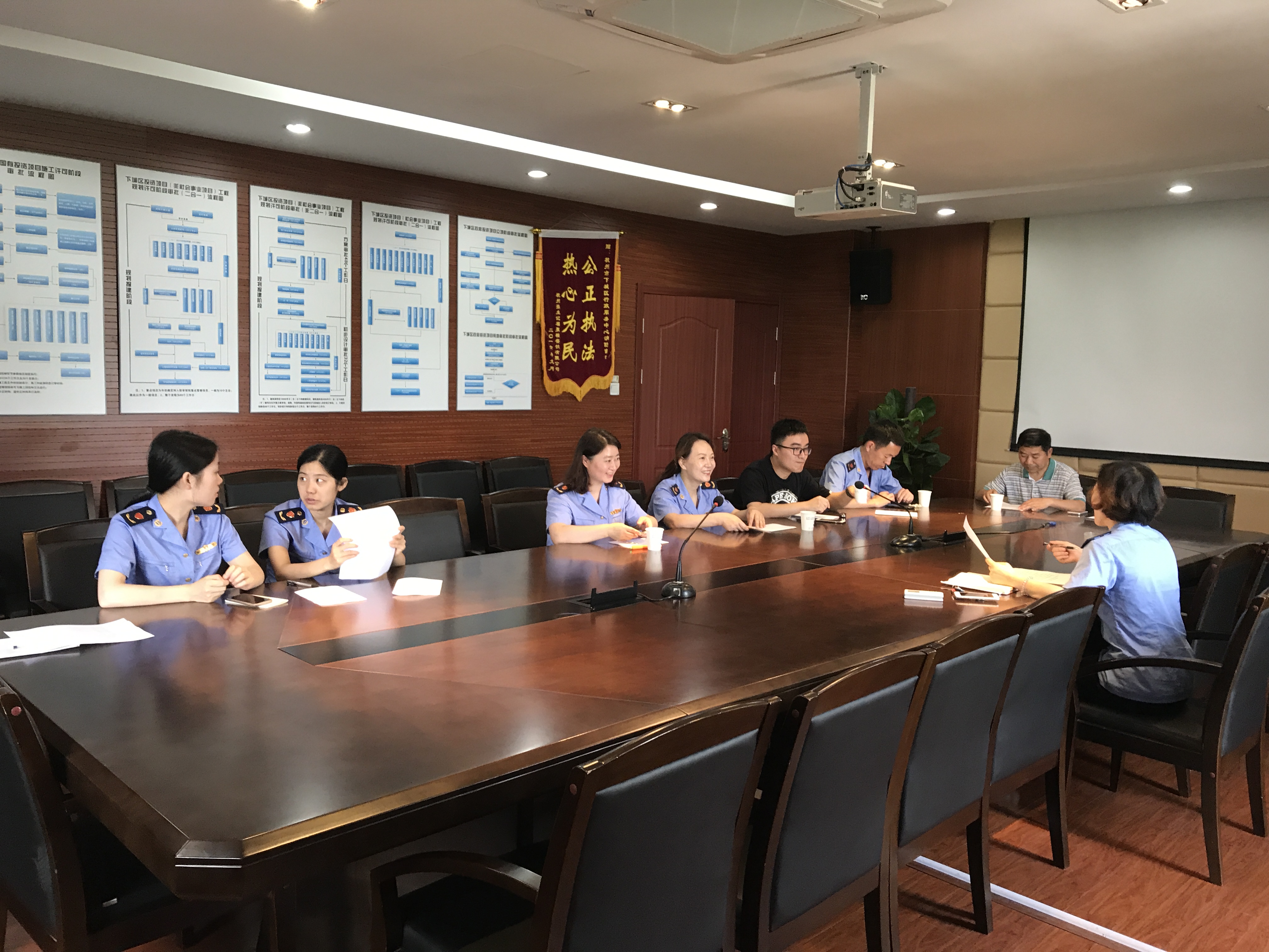 第六支部黨員開展集中學(xué)習(xí).jpg