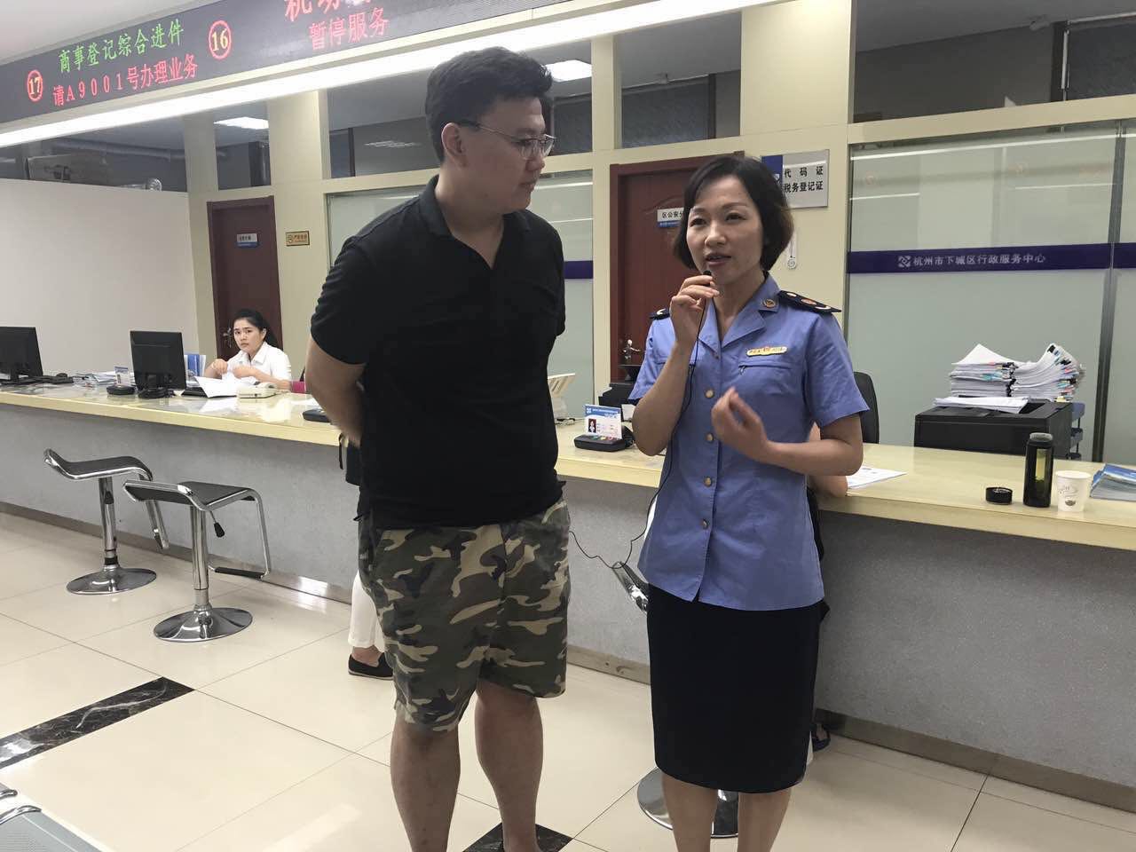 支部書記陳放接受媒體關(guān)于“最多跑一次”改革的采訪.jpg