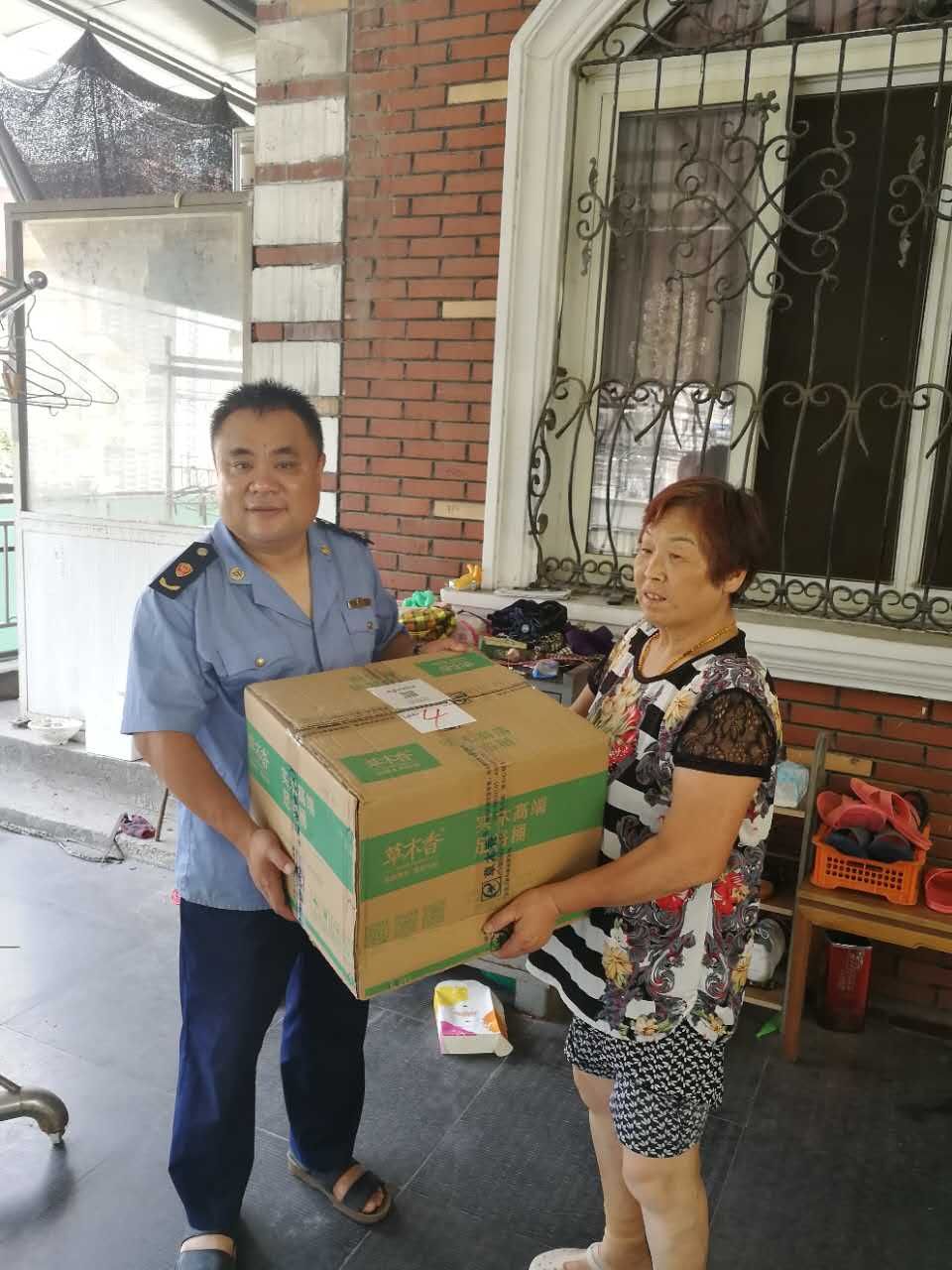 石橋黨支部“微心愿”贈送現(xiàn)場.jpg