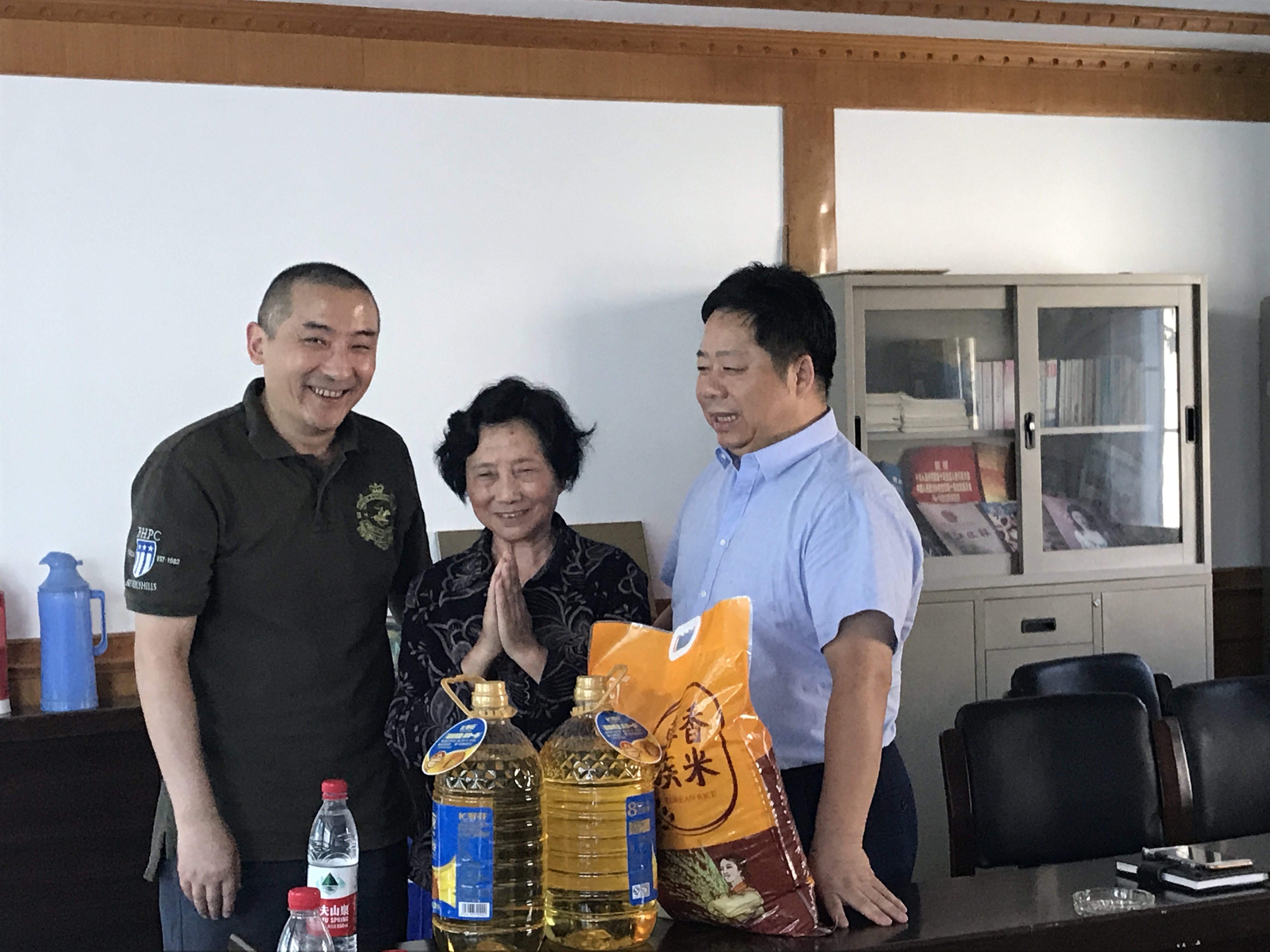 機關第五黨支部慰問社區(qū)困難群眾.jpg
