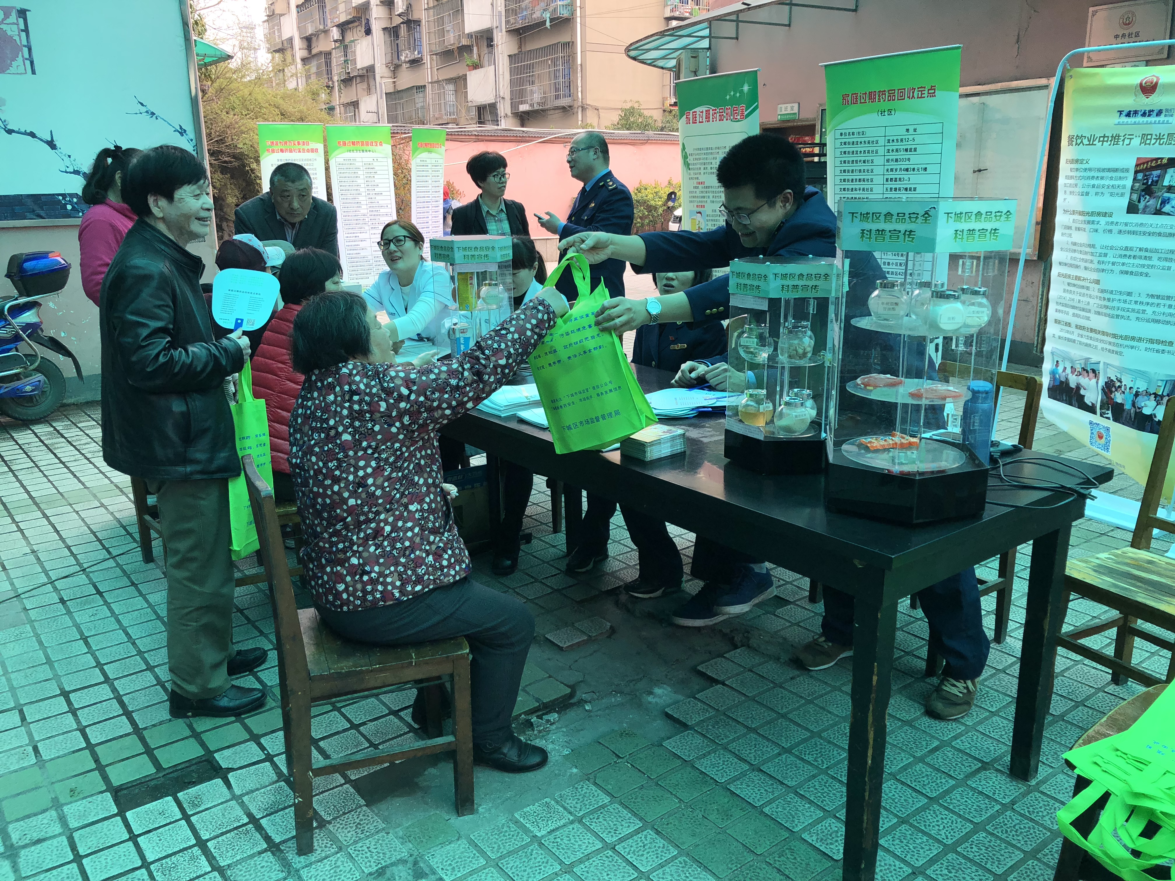 機關第五黨支部與第六黨支部、東新所黨支部聯合開展315設點咨詢.jpg