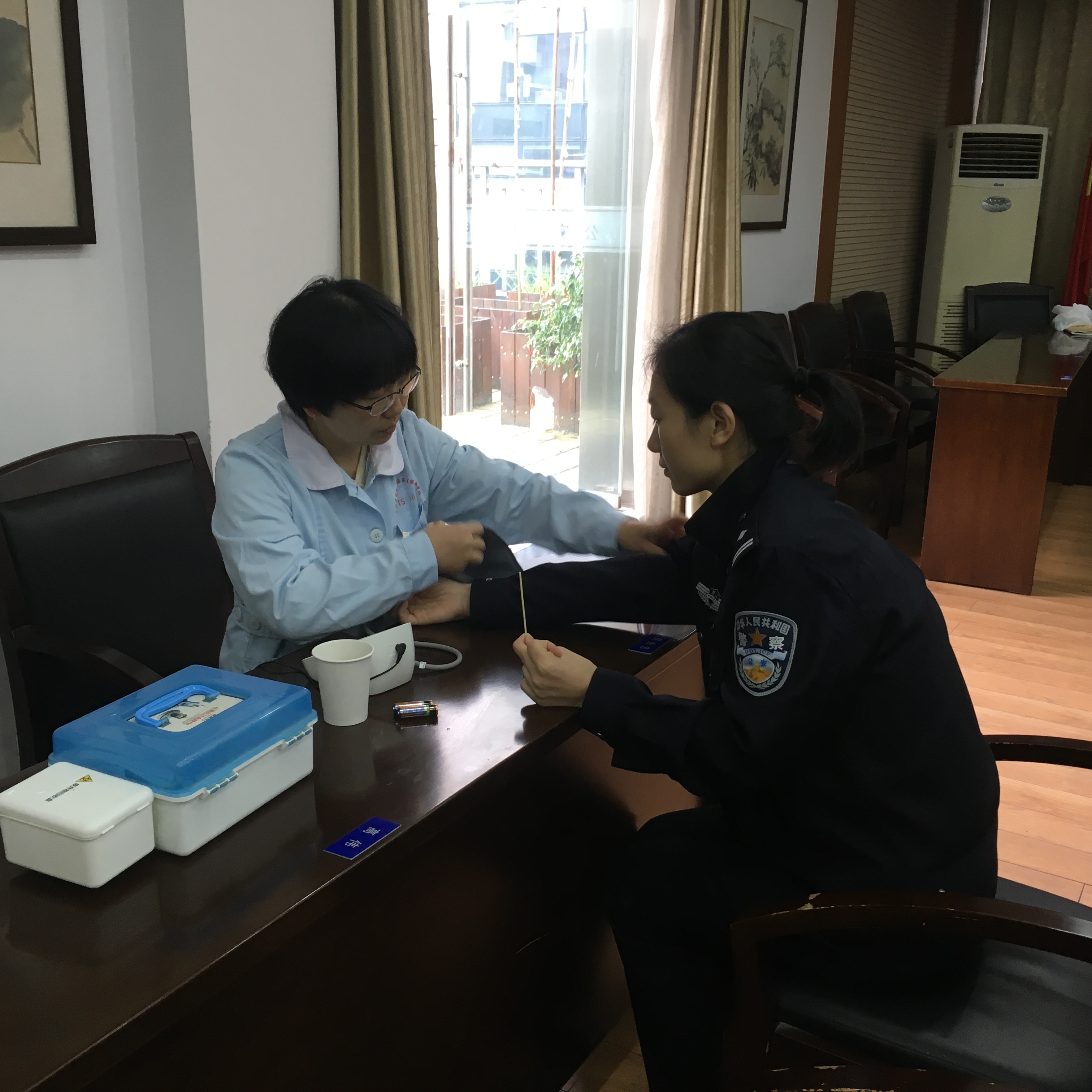 黨員徐慧琴為干警監(jiān)測血壓.jpg