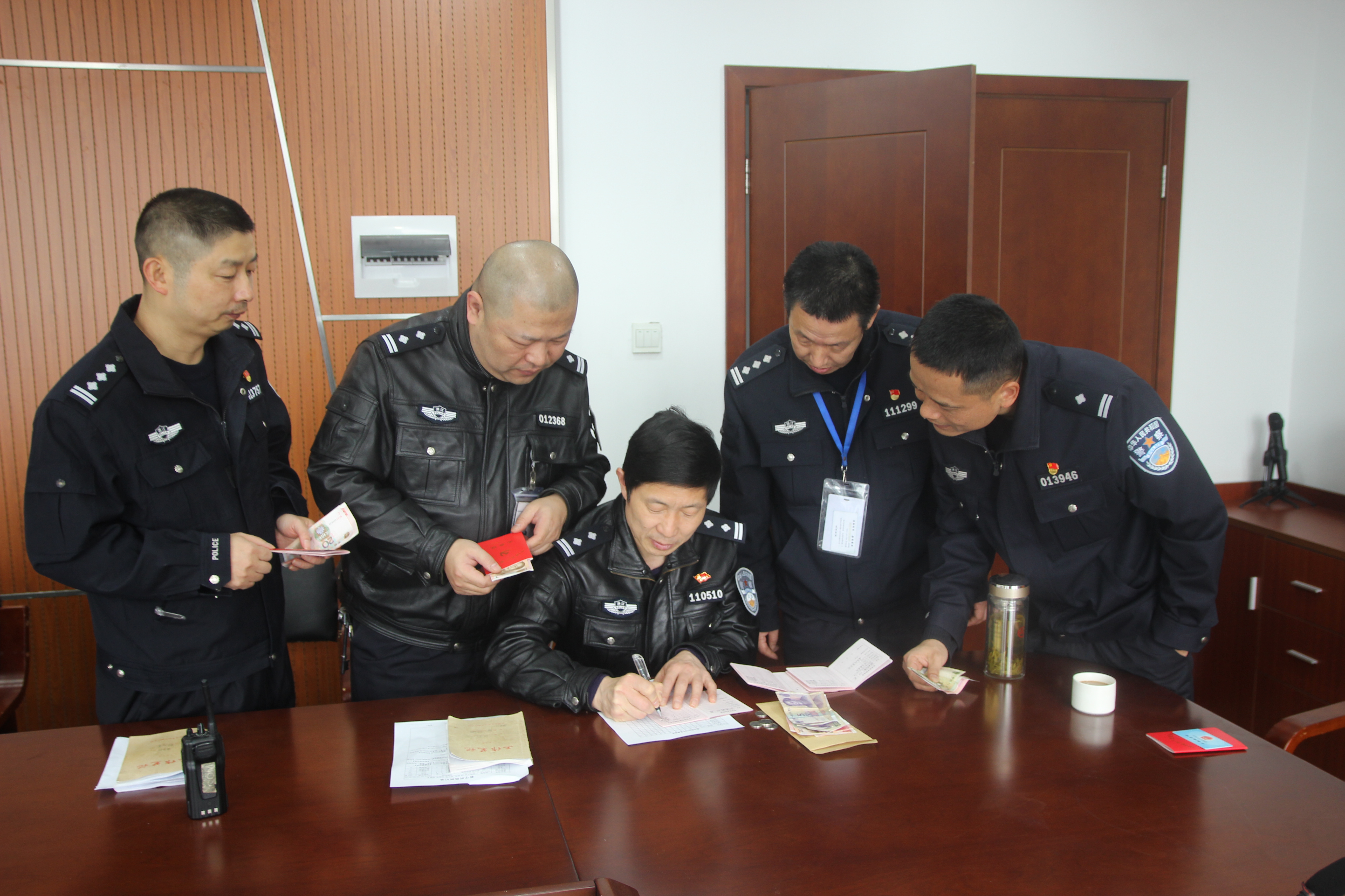 按時足額繳納黨費.jpg
