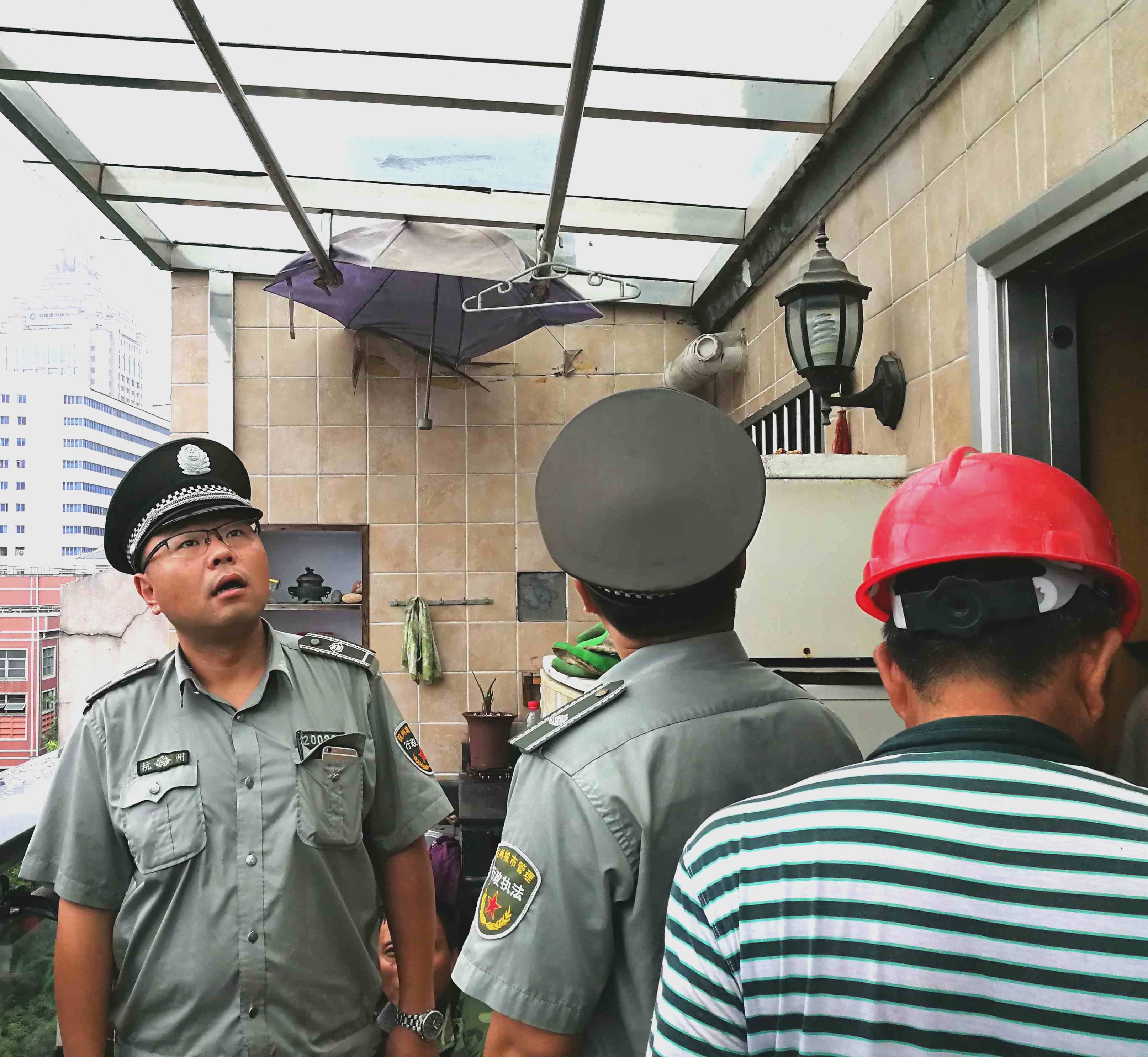 支部黨員查處違法建設(shè).jpg